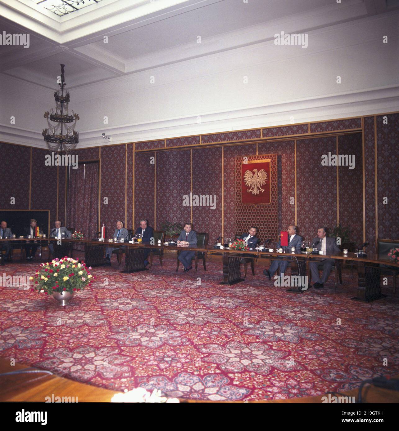 Warszawa 01.07.1987. Spotkanie w Urzêdzie Rady Ministrów premiera PRL Zbigniewa Messnera z obraduj¹cymi w Polsce przewodnicz¹cymi parlamentów pañstw stron Uk³adu Warszawskiego. NZ. m.in.: przewodnicz¹cy Izby Ludowej Niemieckiej Republiki Demokratycznej Horst Sindermann (3L), marsza³ek Sejmu Roman Malinowski (5L), Zbigniew Messner (6L), przewodnicz¹cy Rady Zwi¹zku Rady Najwy¿szej Zwi¹zku Socjalistycznych Republik Raduk ZagoŸdziñski To³kunow raduz () Varsavia, Polonia, 01 luglio 1987. Presidente del Consiglio supremo delle Repubbliche socialiste sovietiche Union Lev Tolkunov (. Foto Stock