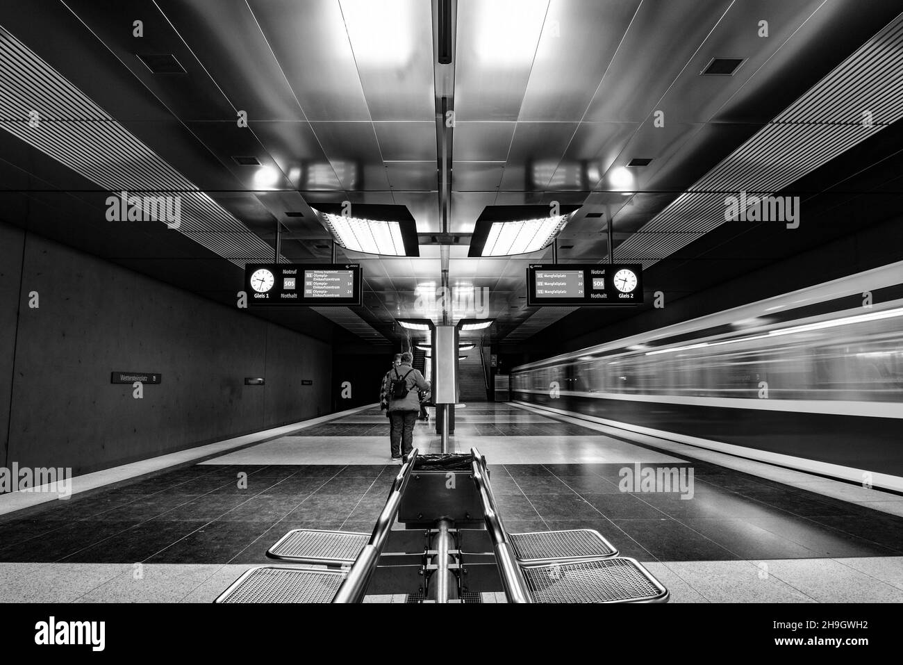 Colorata stazione della metropolitana di Wettersteinplatz a Monaco, Baviera, Germania Foto Stock