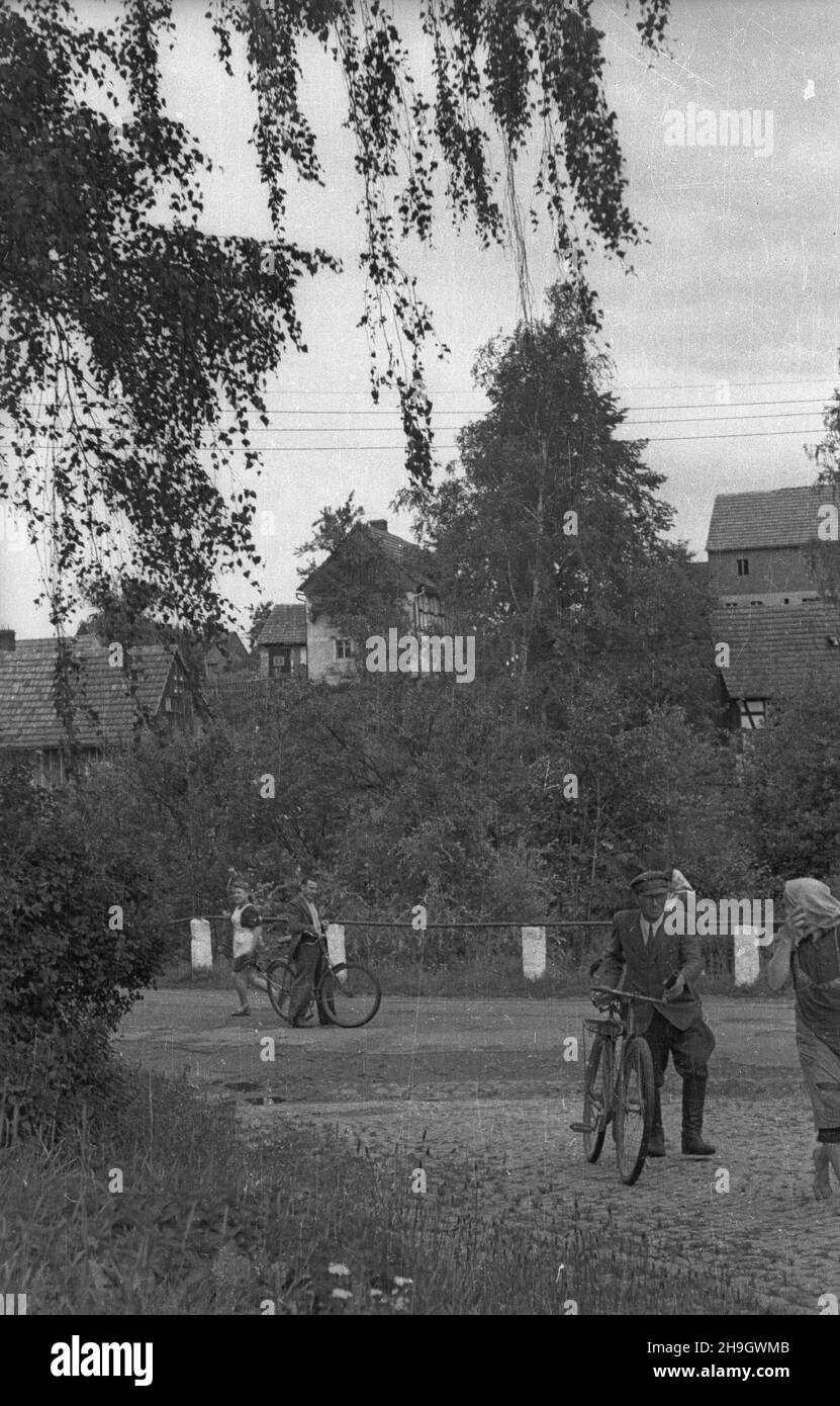 Zalipie, 1948-07. Wieœ której, l 1945 l osiedli³a siê czêœæ Platerówek r., tzn. ¿o³nierek 1 Samodzielnego Batalionu Kobiecego im. Emilii Plater 1 Dywizji Piechoty im. Tadeusza Koœciuszki. Do 1947 r. wieœ nosi³a nazwê Platerowo. bb PAP Dok³adny dzieñ wydarzenia nieustalony. Zalipie, luglio 1948. Il villaggio in cui si stabilì un certo numero di donne soldato del primo Battaglione indipendente delle Donne della Tadeusz Kosciuszko i Divisione di Fanteria. Fino al 1947 il villaggio è stato chiamato Platerowo. bb PAP Foto Stock