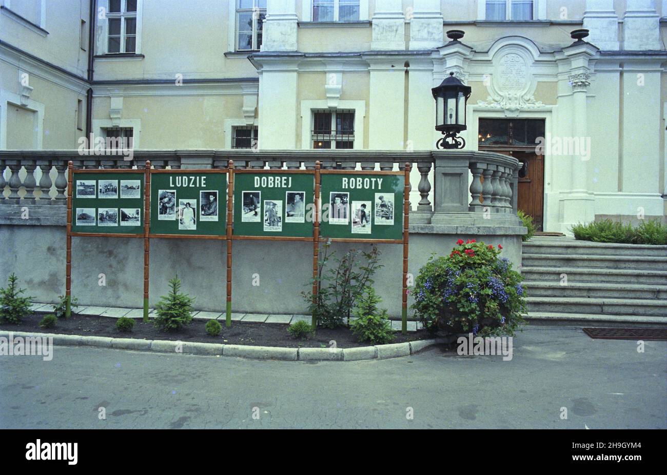 Czempiñ 16.06.1987. Barokowy pa³c Szo³drskich w Czempiniu - Borówku Starym, gdzie odbywa siê wspólne posiedzenie Biura Politycznego Komitetu Centralnego Polskiej Zjednoczonej Partii Robotniczej i Prezydium Naczelnego Komitetu Zjednoczonego Stronnipotwa Ludowego. Przed pa³acem tablica propagandowa ze zdjêciami: Ludzi dobrej roboty, z Kombinatu Pañstwowych Gospodarstw Rollych. uu PAP/Maciej Musia³ Czempin 16 giugno 1987. Il palazzo barocco della famiglia Szoldrski di Borowek Stary ospita una sede congiunta dell'Ufficio politico del Comitato Centrale del Partito operaio Unito Polacco (PUWP CC) e del P. Foto Stock