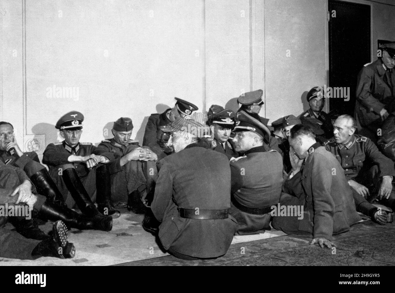 PARIGI, FRANCIA - 26 agosto 1944 - gli alti ufficiali tedeschi sequestrati dalle truppe francesi libere che liberavano la capitale del loro paese sono depositati nella H Foto Stock