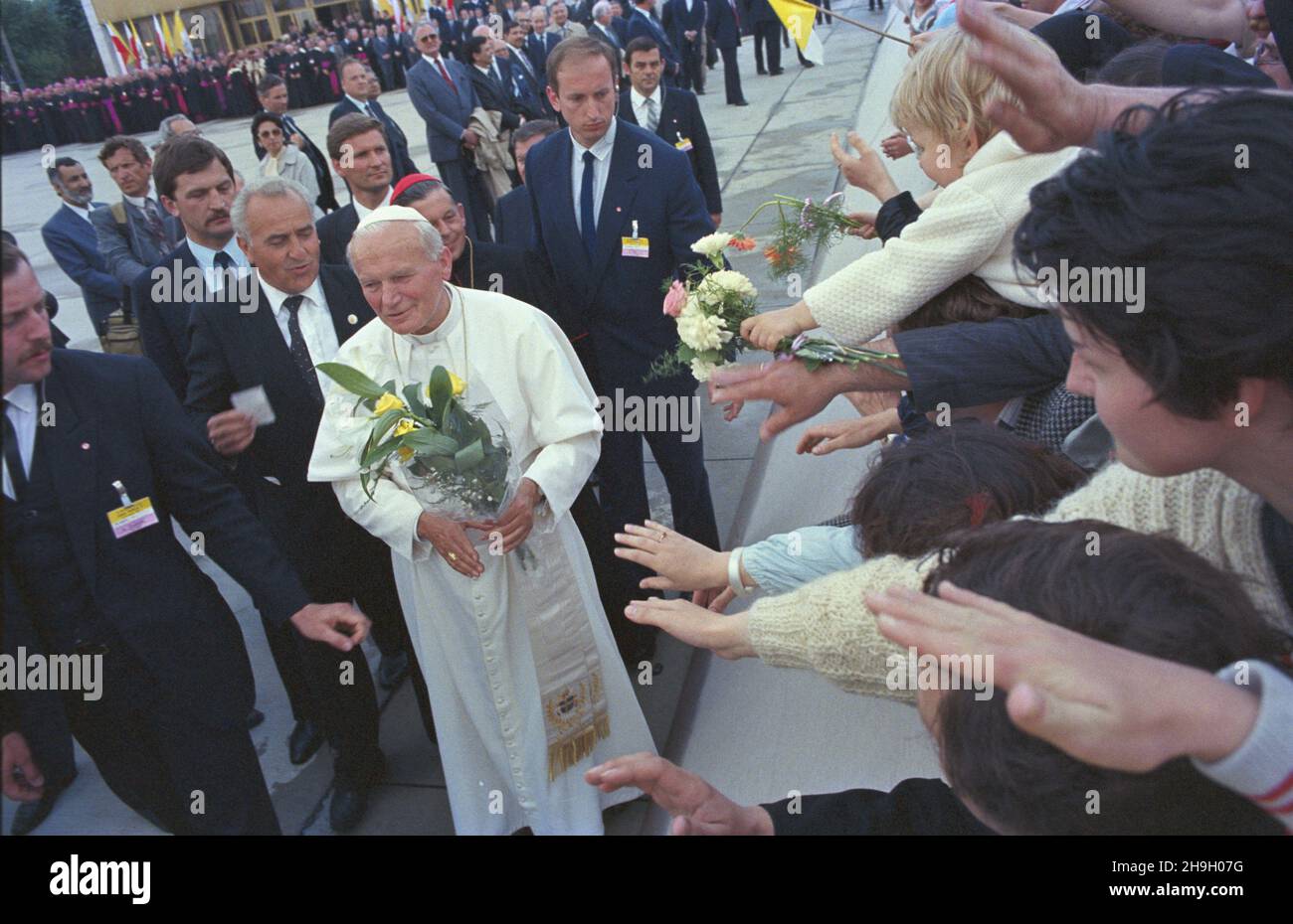 Warszawa 14.06.1987. III pielgrzymka papie¿a Jana Paw³a II do Polski. Ceremonia po¿egnania Ojca Œwiêtego na lotnisku wojskowym Okêcie. Obok papie¿a funkcjonariusze BOR, m.in. Miros³aw Gawor (4L), w³oski ocroniarz papieski Camillo Cibin (5L). uu PAP/Wojciech Kryñski Varsavia, 14 giugno 1987. Papa Giovanni Paolo II lascia la Polonia dopo il suo terzo pellegrinaggio nel suo paese natale. Nella foto: Cerimonia di congedo all'aeroporto militare Okecie di Varsavia. Accanto al papa ufficiali di sicurezza polacchi tra cui Miroslaw Gawor (4L), guardia del corpo personale Camillo Cibin (5L). uu PAP/Wojciech Krynski Foto Stock