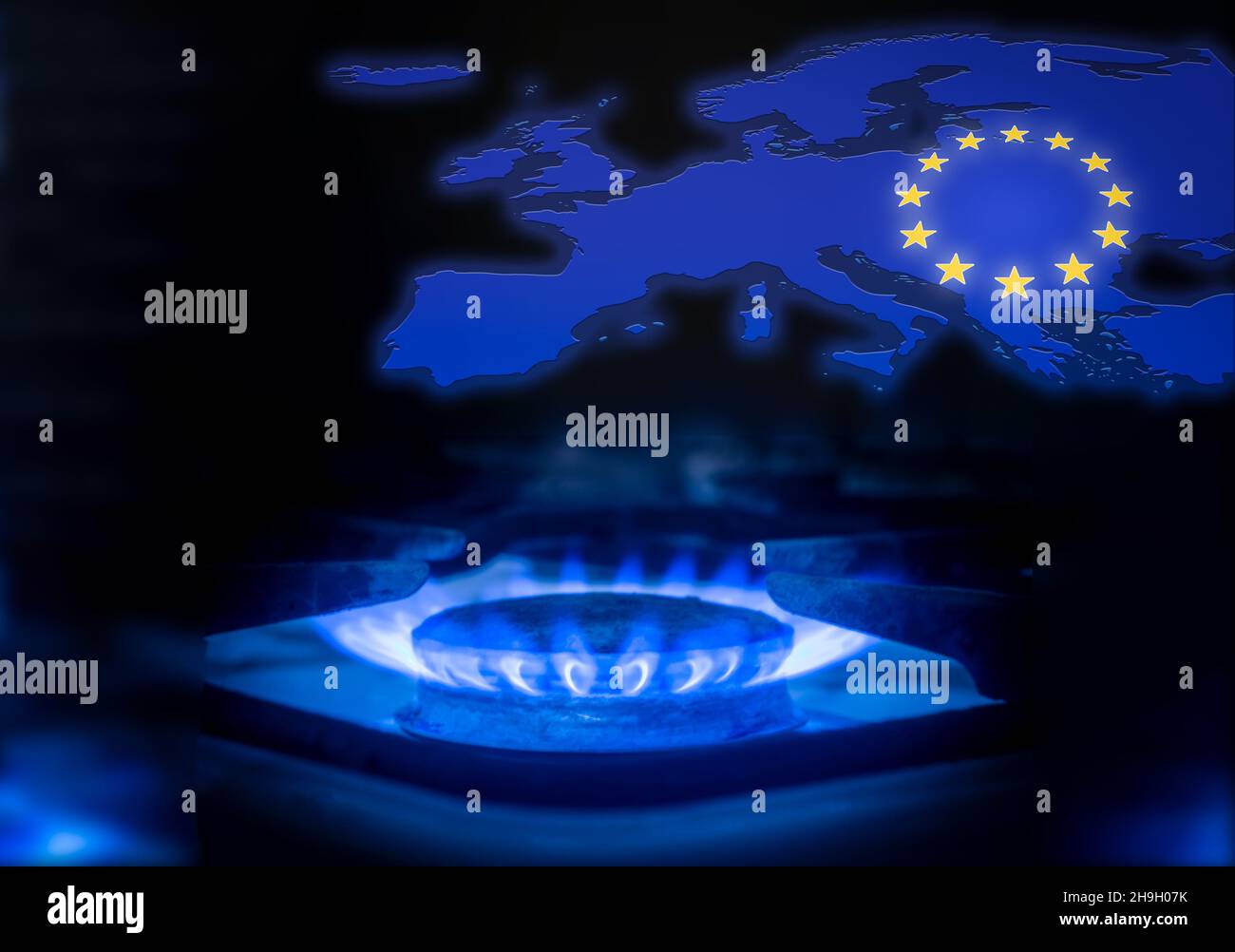 La fiamma blu di una stufa a gas al buio. Bruciatore a gas sullo sfondo della mappa e della bandiera dell'Unione europea. Il concetto di consumo di gas Foto Stock