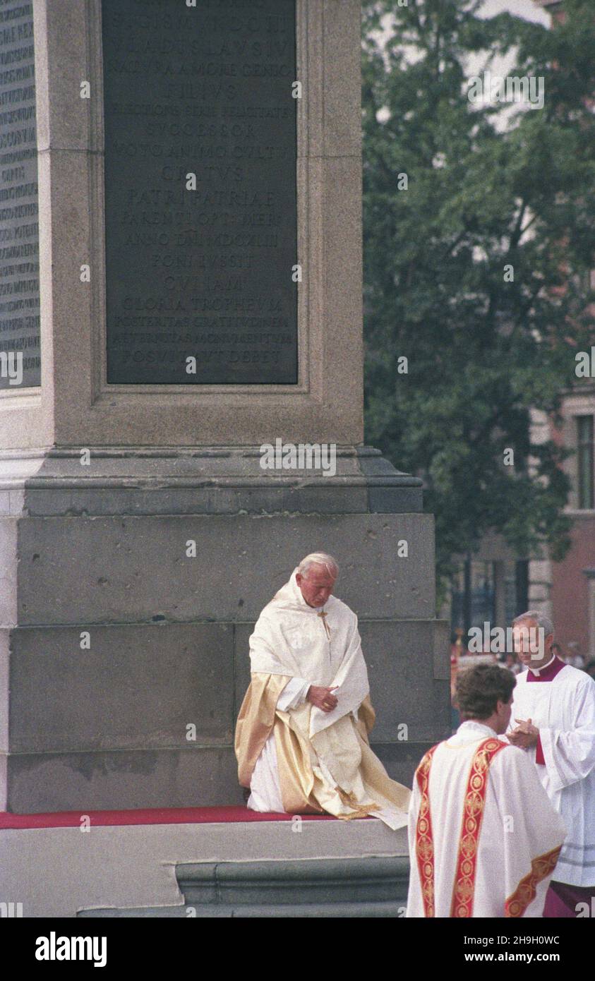 Warszawa 14.06.1987. III pielgrzymka papie¿a Jana Paw³a II do Polski. Procesja z Najœwiêtszym Sakramentem ulicami Marsza³kowsk¹, Królewsk¹, Krakowskim Przedmieœciem ku placu Zamkowemu. ze stopni kolumny Zygmunta III Wazy na placu Zamkowym Ojciec Œwiêty (C) pob³ogos³awi³ Najœwiêtszym Sakramentem zebranych, Warszawê i ca³¹ Polskê. W ten sposób papie¿ zamkn¹³ II Krajowy Kongres Eucharystyczny. Z prawej Mistrz Papieskich Ceremonii Liturgicznych Piero Marini. uu PAP/Tomasz Pra¿mowski Varsavia 14 giugno 1987. Terzo pellegrinaggio di Papa Giovanni Paolo II in Polonia. La processione con il Santo Foto Stock