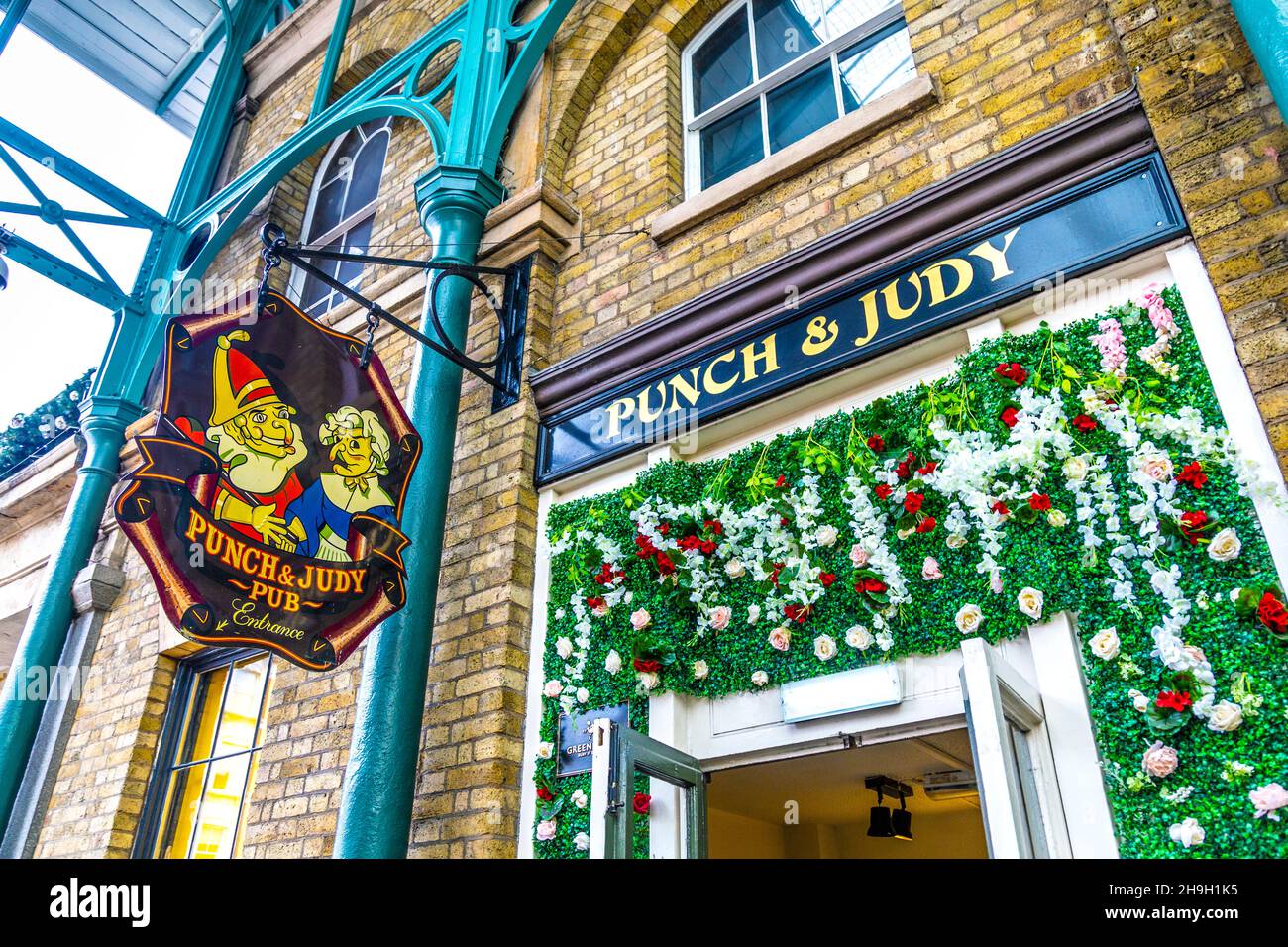 Esterno del pub Punch & Judy all'interno del mercato di Covent Garden, Londra, Regno Unito Foto Stock