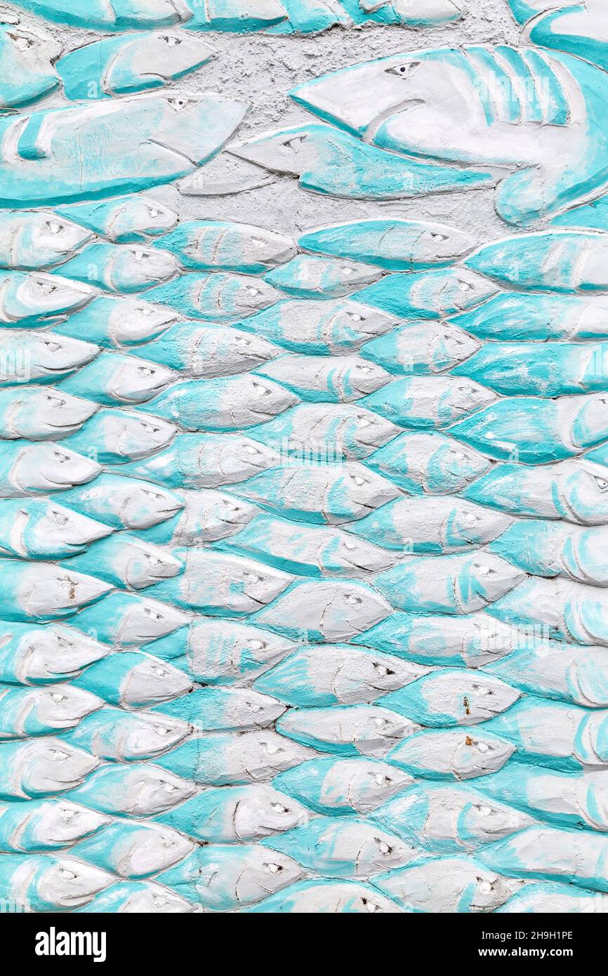Pareti decorate con pesce al Trelawney Fish Shop e deli con vista sul porto di Newlyn, Cornovaglia, Regno Unito Foto Stock