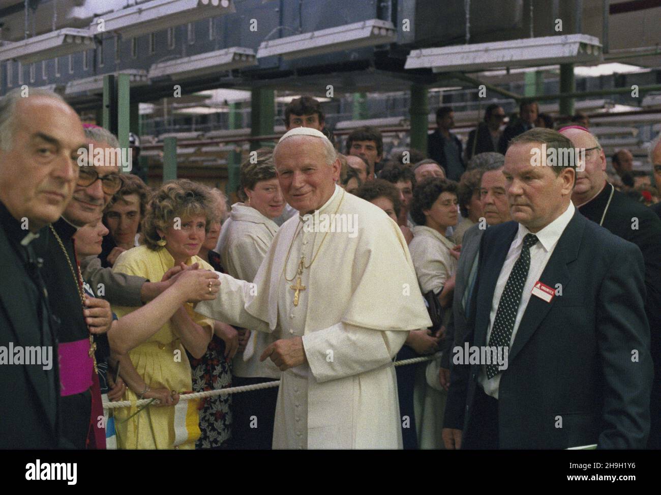 €ódŸ 13.06.1987. III pielgrzymka papie¿a Jana Paw³a II do Polski. Spotkanie Ojca Œwiêtego z w³ókniarkami w £ódzkich Zak³adach Przemys³u Bawe³nianego Uniontex. uu PAP/Jerzy Ochoñski Lodz, 13 giugno 1987. Terzo pellegrinaggio di Papa Giovanni Paolo II in Polonia. Nella foto: il papa incontra gli operai tessili allo stabilimento Uniontex Cotton di Lodz. uu PAP/Jerzy Ochonski Foto Stock