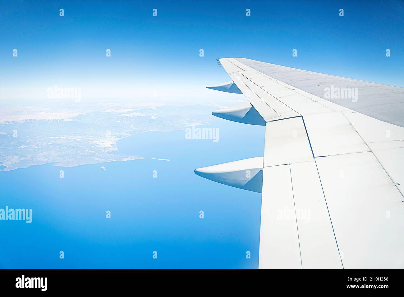 Cielo blu - Vista dalla finestra dell'aeroplano. L'aereo vola sopra la vista di moret dalla finestra Foto Stock