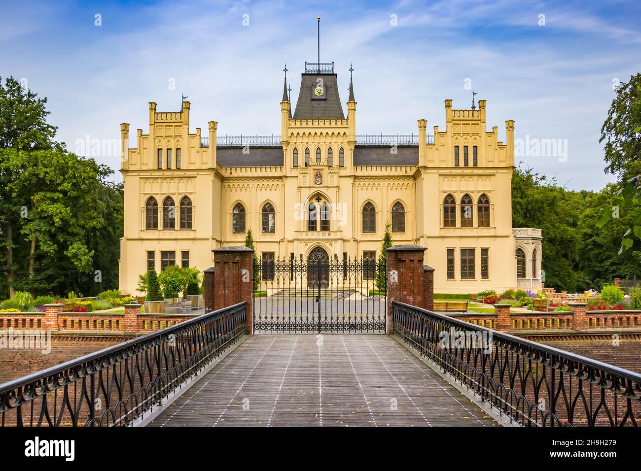 Ponte che conduce alla storica casa di Evenburg a Leer, Germania Foto Stock