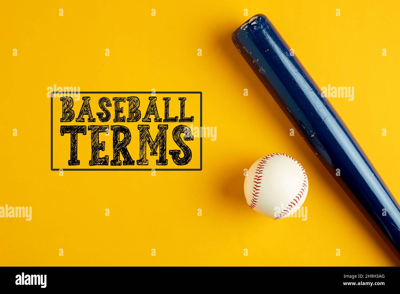 Mazza di baseball di legno e una sfera su sfondo giallo con i termini di baseball di parola. Terminologia, definizioni e concetti delle guide di Baseball. Foto Stock