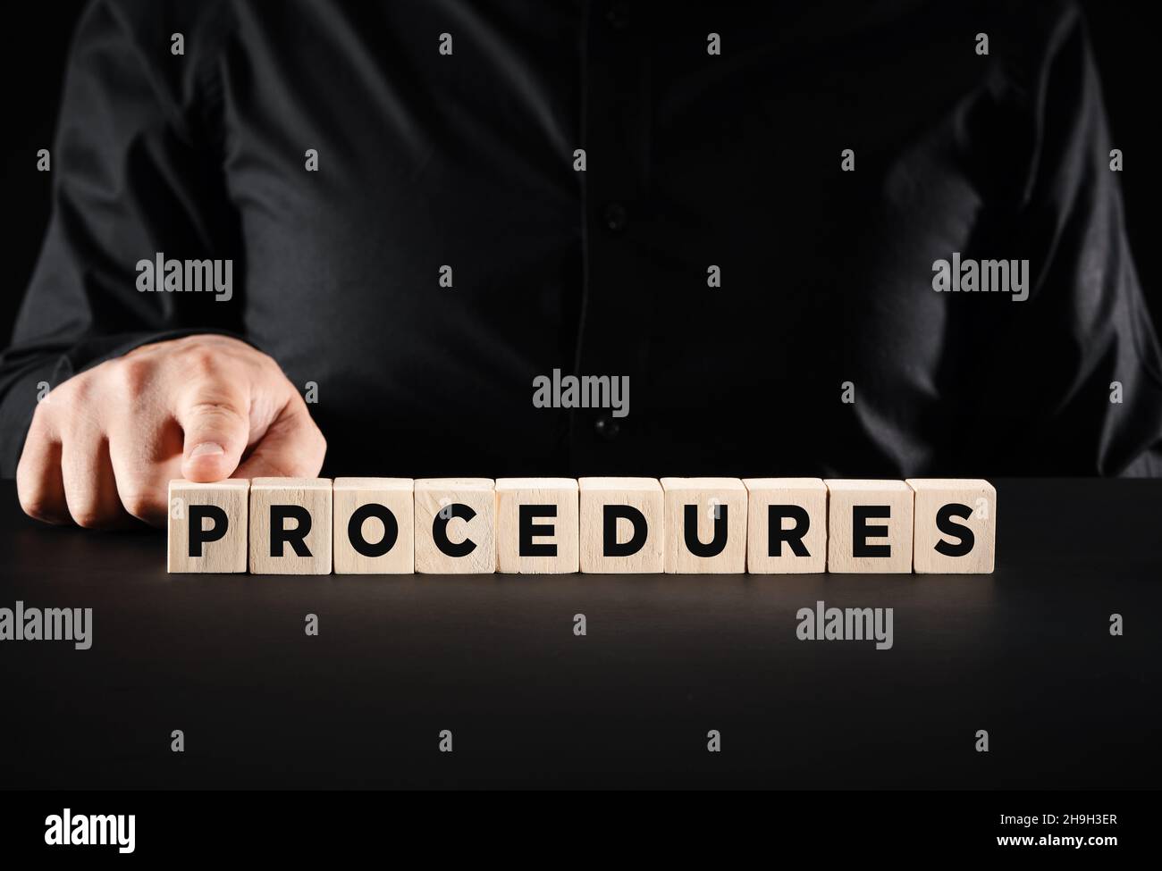 Concetto di società commerciale o procedure legali. Businessman preme i cubi di legno con la parola procedure. Foto Stock