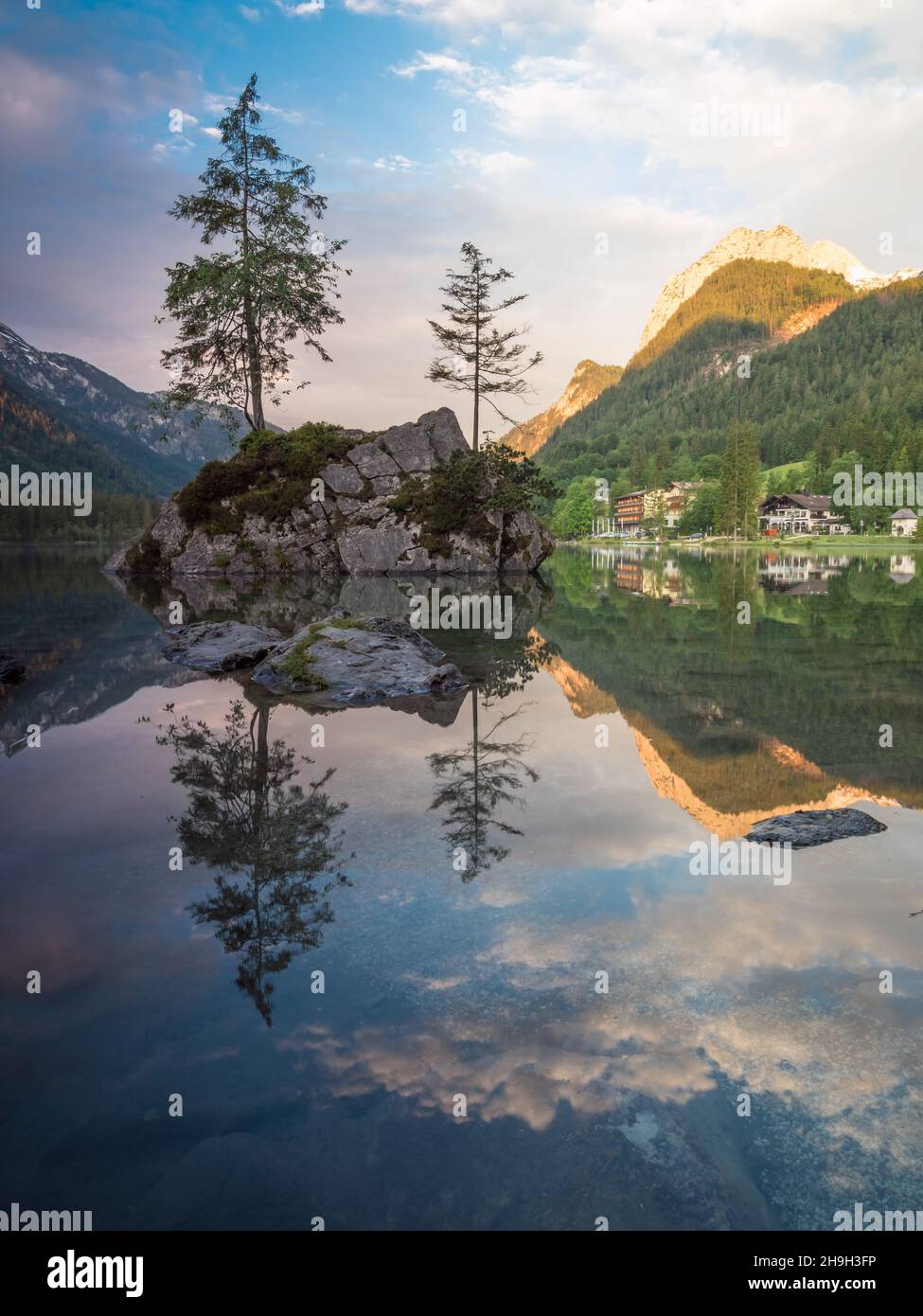 Paesaggio all'Hintersee nelle Alpi Berchtesgaden Germania Foto Stock
