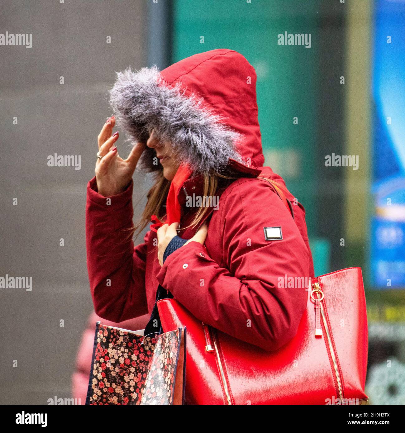 Preston, Lancashire. Meteo Regno Unito. 7 Dic 2021. Forti venti freddi verso nord per gli amanti dello shopping nel centro della città. Credit; MediaWorldImages/AlamyLiveNews Foto Stock