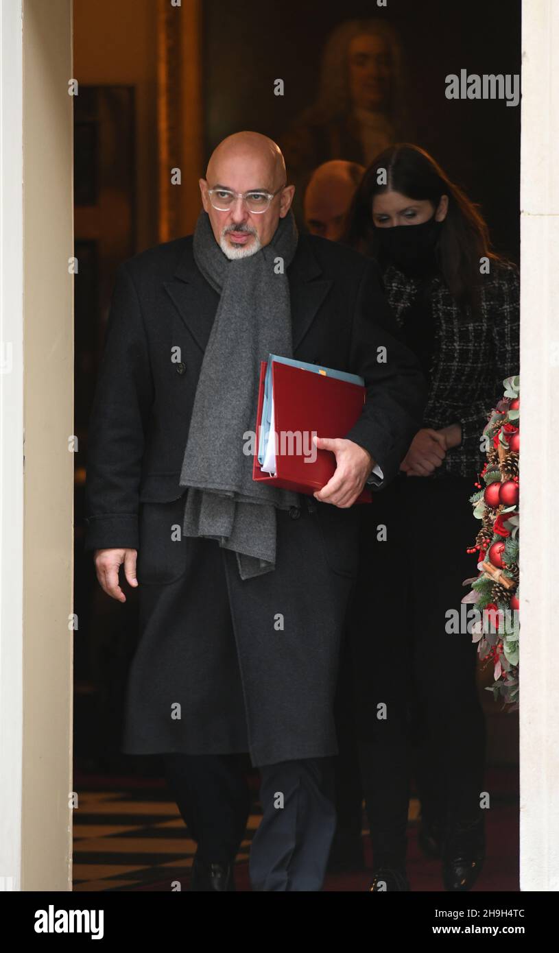 Downing Street, Londra, Regno Unito. 7 dicembre 2021. Nadhim Zahawi MP, Segretario di Stato per l'Istruzione, a Downing Street per la riunione settimanale del gabinetto. Credit: Malcolm Park/Alamy Live News. Foto Stock