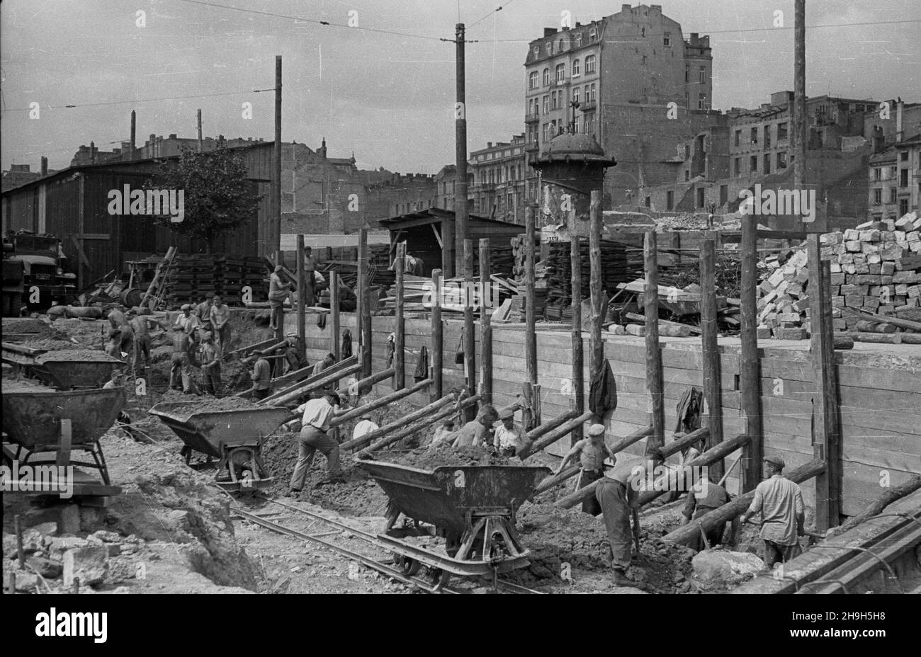 Warszawa, 1948-07. Odbubowa tunelu kolei œrednicowej w alei Sikorskiego na wysokoœci ul. Brackiej. NZ. Prace ziemne i ciesielskie w pog³êbianym wykopie nad tunelem. mta PAP Dok³adny dzieñ wydarzenia nieustalony. Varsavia, luglio 1948. La ricostruzione del tunnel dei treni urbani in via Sikorskiego. Nella foto: Lavori di carpenteria e terra negli scavi approfonditi per il tunnel. mta PAP Foto Stock