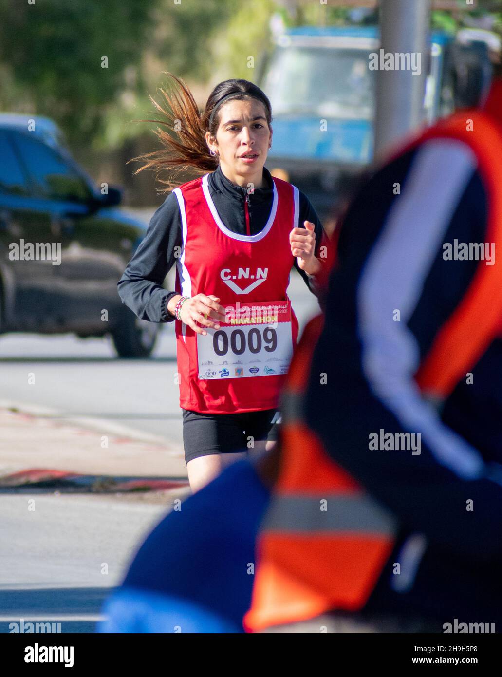 El Madher, Batna, Algeria - 12-04-2021: Donna in esecuzione nell'edizione 11th della Maratona Internazionale di Madghacen Foto Stock