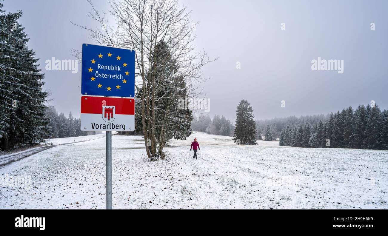 Sulzber,g Vorarlberg, Austria - 12-01-2021, Firma post nell'Unione europea, che segna la linea di demarcazione tra Vorarlberg, Austria e Germania Sulzber,g Foto Stock
