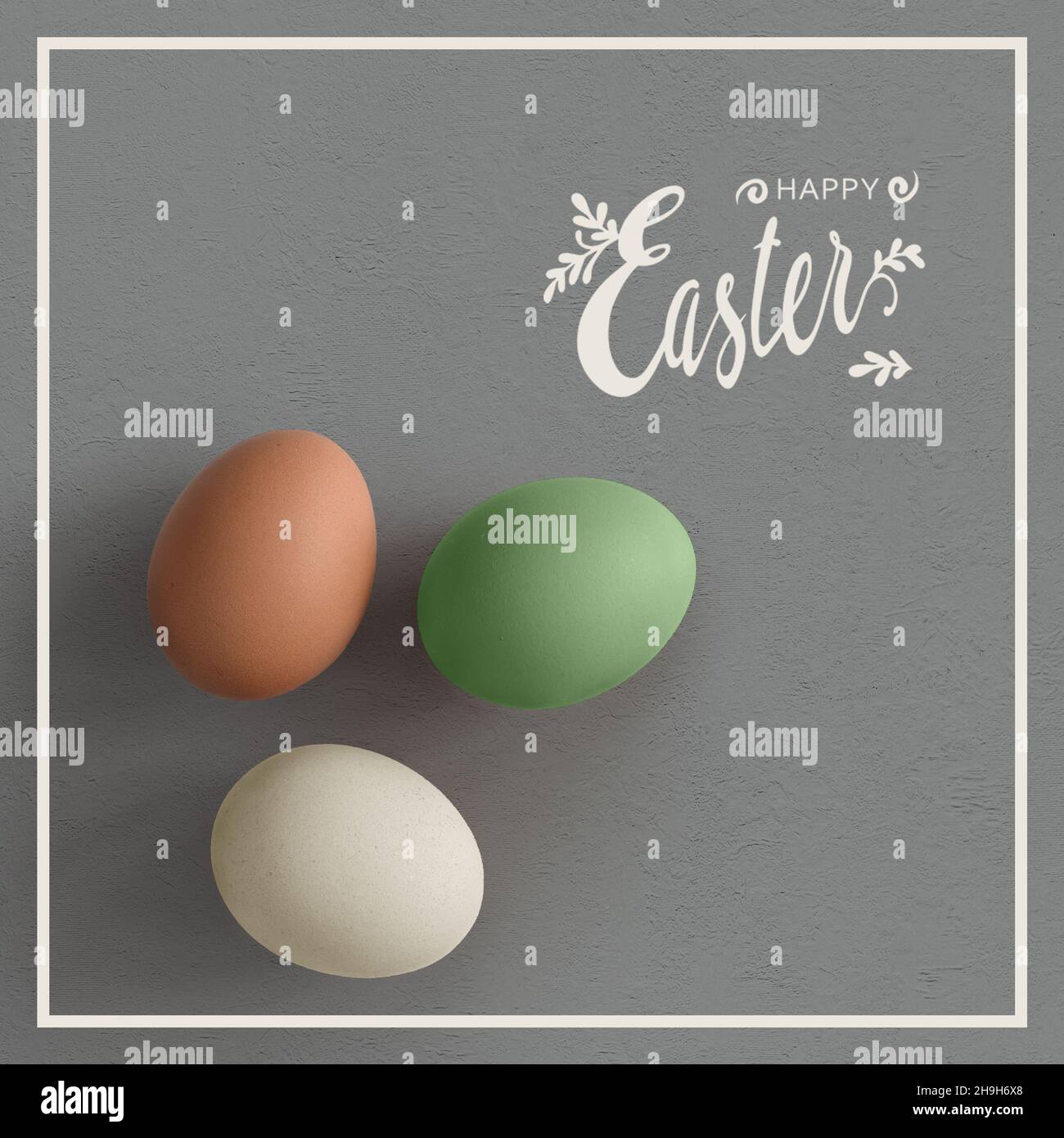 Biglietto di auguri pasquale con uova color pastello e buon testo pasquale Foto Stock