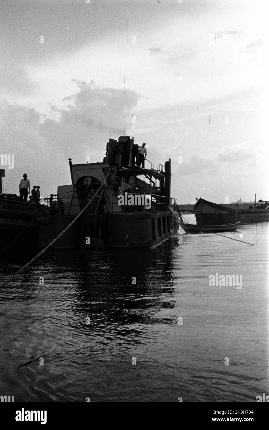 Polska, 1948-07. Pracuj¹cy na Odrze rzeczny zespó³ Transportowy i pog³êbiarka. NZ. Na pierwszym planie pog³êbiarka czerpakowa, z lewej barka transportowa Czajka. mw PAP Dok³adny dzieñ wydarzenia nieustalony. Polonia, luglio 1948. Un'unità di trasporto fluviale e un drago che lavorano sul fiume Odra. In figura: In primo piano una draga secchio, a sinistra la chiatta di trasporto Czajka. mw PAP Foto Stock