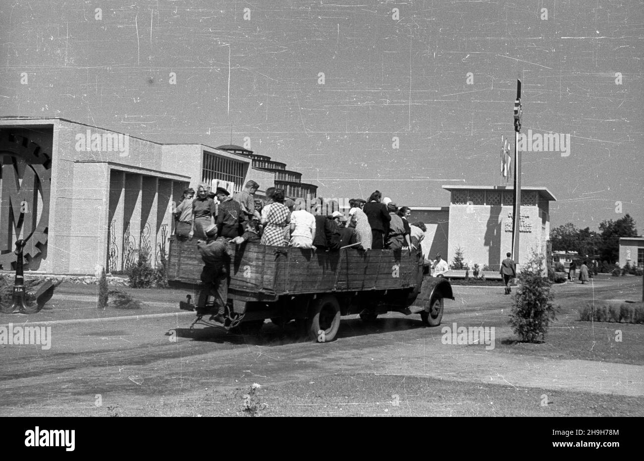 Wroc³aw, 1948-07. Wystawê Ziem Odzyskanych, podczas jej trwania od 21.07 do 31.10.1948 roku, zwiedzi³o ponad 1,5 mln osób, w tym grupy zorganizowane. WZO by³a cyklem propagandowych wystaw i imprez prezentuj¹cych osi¹gniêcia polski w odbudotie ziem uzyskanych przez RP po II wojnie œwiatowej. NZ. ciê¿arówka z goœæmi WZO przed Pawilonem Centrali Handlowej Przemys³u Metalowego; w g³êbi Pawilon Centrali Zbytu Przemys³u Skórzanego. mta PAP Dok³adny dzieñ wydarzenia nieustalony. Wroclaw, luglio 1948. La Mostra dei territori ricattati (dal 21 luglio al 31 ottobre 1948) è stata visitata da oltre 1. Foto Stock