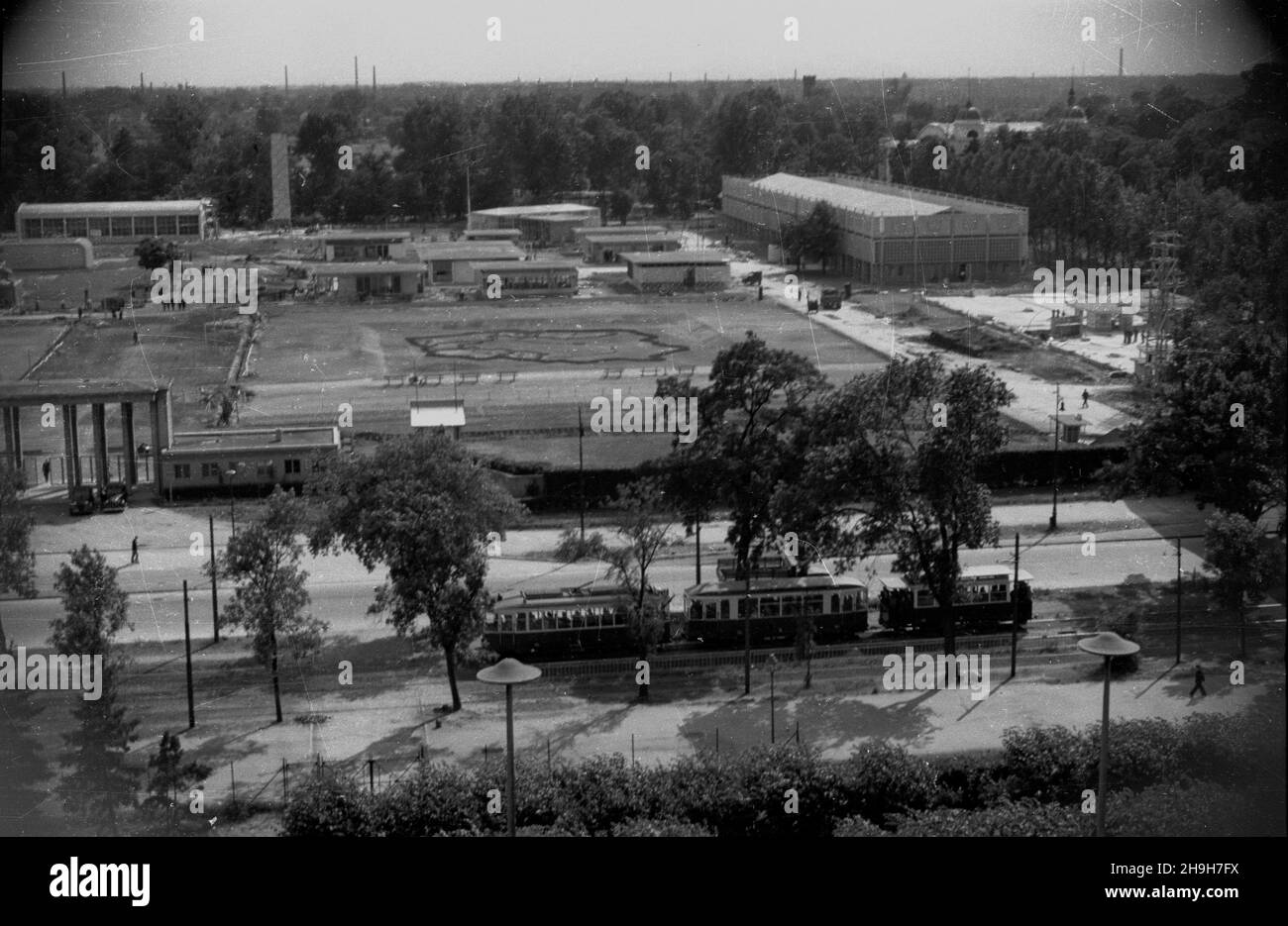 Wroc³aw, 1948-07. Przygotowania do otwarcia Wystawy Ziem Odzyskanych (WZO), czynnej w dniach 21.07-31.10. NZ. widok na tereny wystawowe. Na trawniku mapa polski z kwiatów: Kontury z czerwonych begonii, ¿ó³tymi kwiatami oznaczono tereny odzyskane, kobaltowa lobelià Odra i Wis³a. Na pierwszym planie tramwaj jad¹cy ul. Wróblewskiego. mw PAP/Sadowski Dok³adny dzieñ wydarzenia nieustalony. Wroclaw, luglio 1948. Preparativi per l'inaugurazione dell'esposizione dei territori ricattati (WZO), che si è svolta tra luglio 21 e ottobre 31. Nella foto: La vista sui locali della mostra. Sul prato a Foto Stock