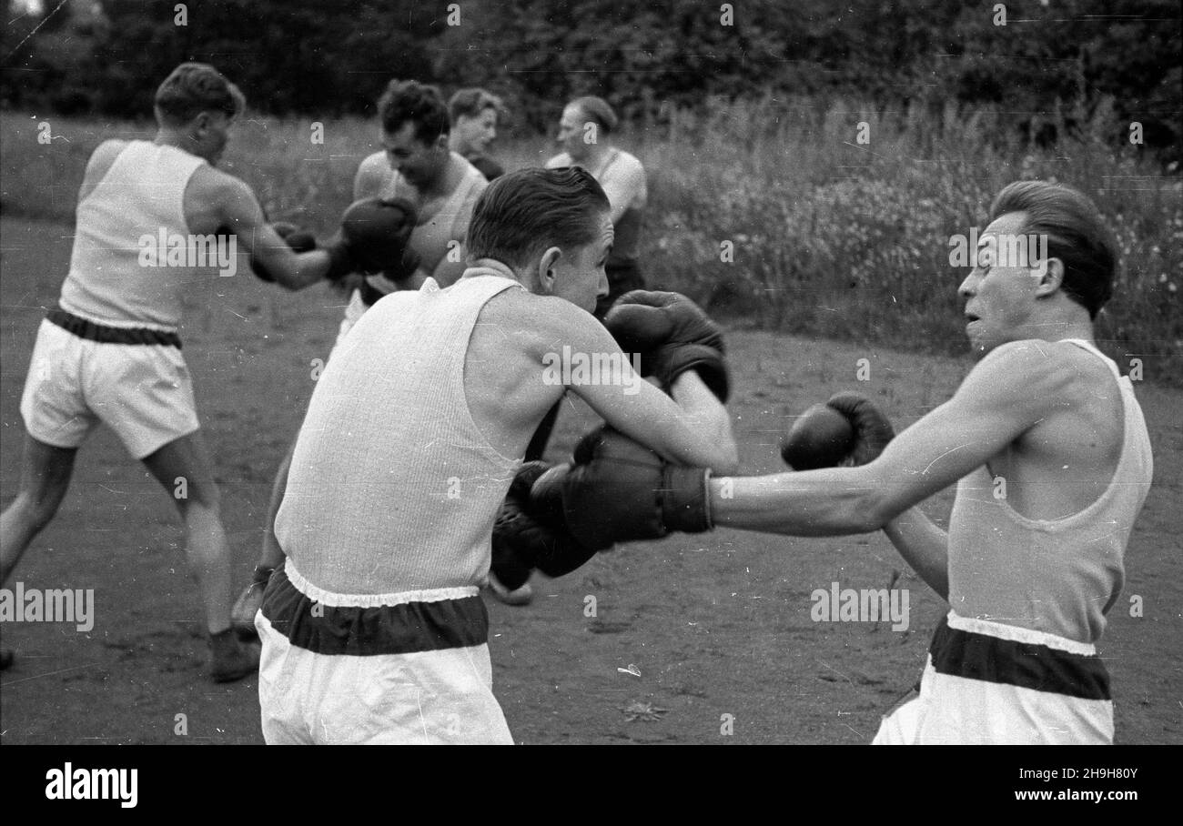 Polska, 1948-07. M³odzi pragn¹cy uprawiaæ sport trenowali g³ównie w klubach robotniczych i zwi¹zkowych, nad którymi rozci¹ga³a opiekê Zwi¹zkowa Rada Kultury Fizycznej i Sportu. NZ. Trening bokserski. mw PAP Dok³adny dzieñ wydarzenia nieustalony. Polonia, luglio 1948. I giovani interessati allo sport si sono formati principalmente nei club sindacali e dei lavoratori, sotto gli auspici del Consiglio dell'Unione per la cultura fisica e lo sport. Nella foto: Addestramento di boxe. mw PAP Foto Stock