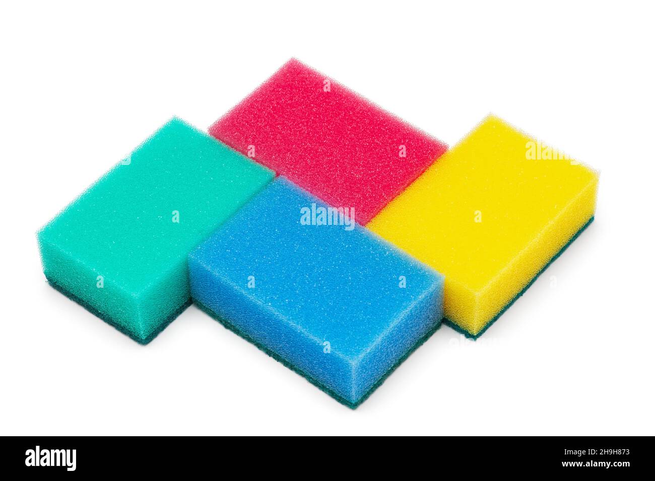Gruppo di spugne rettangolari in schiuma di colore blu, verde, giallo e rosa per il lavaggio quotidiano e la pulizia degli utensili da cucina su sfondo bianco Foto Stock