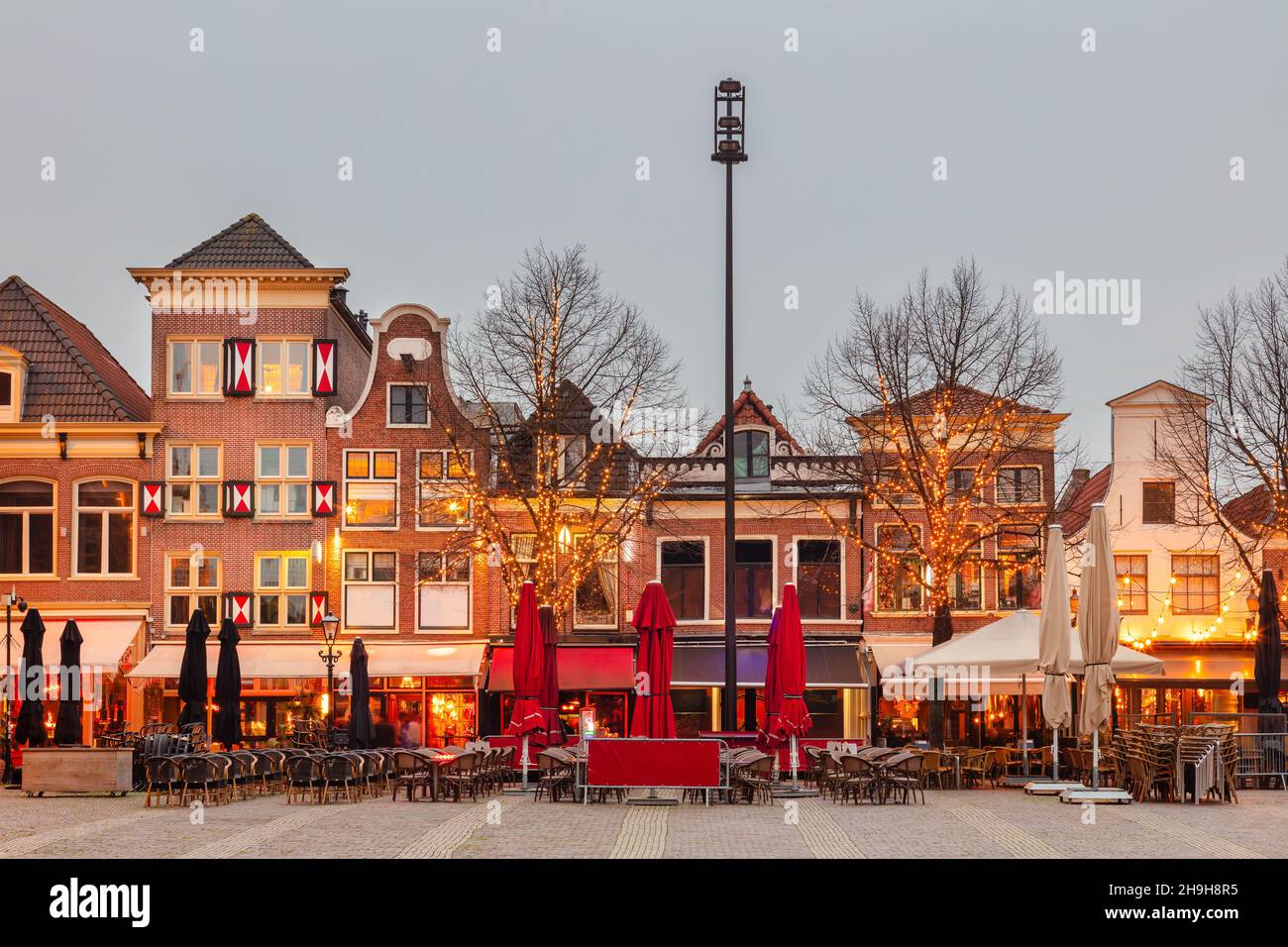Vista al tramonto del famoso Waagplein olandese con pub e ristoranti nel centro della città di Alkmaar, Paesi Bassi Foto Stock