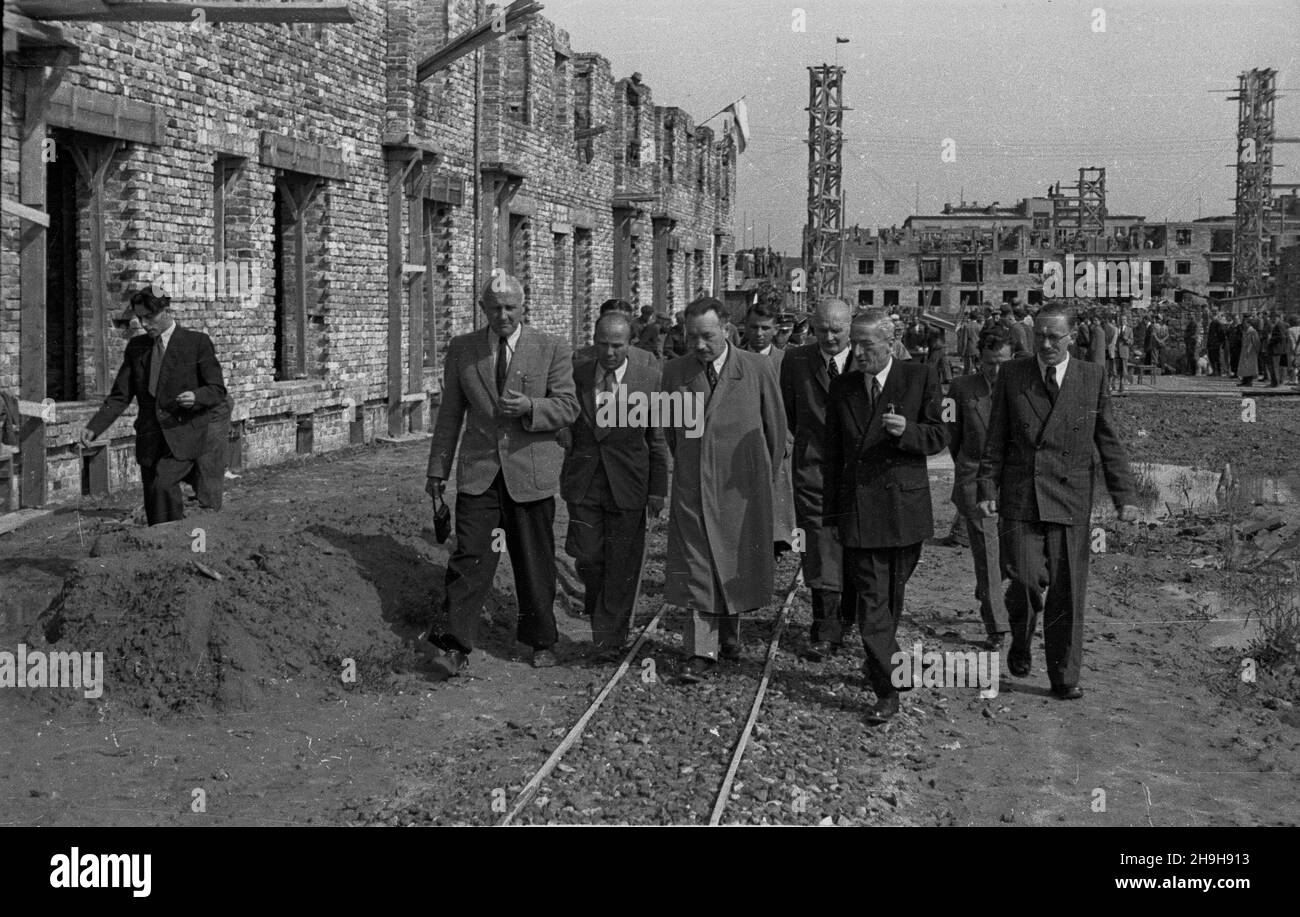 Warszawa, 1948-07-03. Z okazji dnia Spó³dzielczoœci prezydent RP Boles³aw Bierut odwiedzi³ osiedle Warszawskiej Spó³dzielni Mieszkaniowej budowane na Mokotowie. NZ. Boles³aw Bierut (C) w towarzystwie m. in.: In¿yniera Przymanowskiego (L), wcemarsza³ka Sejmu Stanis³awa Szwalbego (4L) i prezesa zarz¹du WSM Mariana Nowickiego (2P) na placu budowy osiedla. pw PAP Varsavia, 3 luglio 1948. Il presidente della Polonia Boleslaw Bierut ha visitato una proprietà immobiliare della Warsaw Housing Association (WSM) in costruzione nel distretto di Mokotow per celebrare la Giornata del movimento cooperativo. Nella foto: Boleslaw Bierut (centro Foto Stock