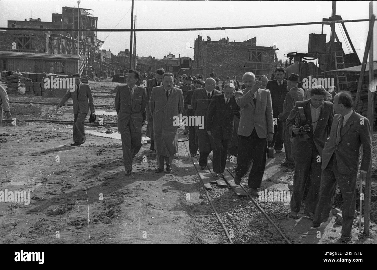 Warszawa, 1948-07-03. Z okazji dnia Spó³dzielczoœci prezydent RP Boles³aw Bierut odwiedzi³ osiedle Warszawskiej Spó³dzielni Mieszkaniowej budowane na Mokotowie. NZ. Boles³aw Bierut (2L) w towarzystwie m. in.: In¿yniera Przymanowskiego (P, z uniesion¹ rêk¹), wcemarsza³ka Sejmu Stanis³awa Szwalbego (3L) i prezesa zarz¹du WSM Mariana Nowickiego (4L) na placu budowy osiedla. pw PAP Varsavia, 3 luglio 1948. Il presidente della Polonia Boleslaw Bierut ha visitato una proprietà immobiliare della Warsaw Housing Association (WSM) in costruzione nel distretto di Mokotow per celebrare la Giornata del movimento cooperativo. Nella foto: Bole Foto Stock