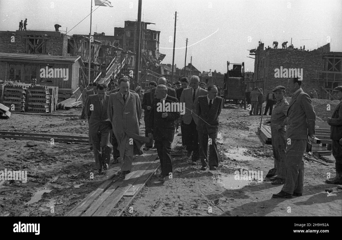Warszawa, 1948-07-03. Z okazji dnia Spó³dzielczoœci prezydent RP Boles³aw Bierut odwiedzi³ osiedle Warszawskiej Spó³dzielni Mieszkaniowej budowane na Mokotowie. NZ. Boles³aw Bierut (2L) w towarzystwie m. in.: In¿yniera Przymanowskiego (4L) i prezesa zarz¹du WSM Mariana Nowickiego (3L) na placu budowy osiedla. pw PAP Varsavia, 3 luglio 1948. Il presidente della Polonia Boleslaw Bierut ha visitato una proprietà immobiliare della Warsaw Housing Association (WSM) in costruzione nel distretto di Mokotow per celebrare la Giornata del movimento cooperativo. Nella foto: Boleslaw Bierut (2° a sinistra) sul cantiere, accompagnato da Foto Stock