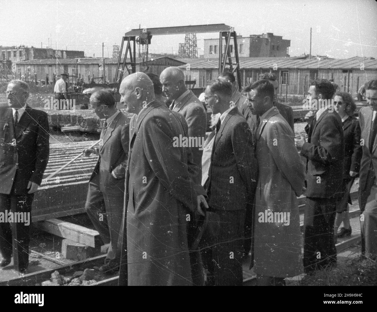 Warszawa, 1948-07-03. Z okazji dnia Spó³dzielczoœci teren budowy osiedla mieszkaniowego Warszawskiej Spó³dzielni Mieszkaniowej (WSM) na Mokotowie Rakowcu odwiedzi³ Prezydent Rzeczypospolitej Boles³aw Bierut wraz z delegacj¹ sejmu i rz¹du. NZ. wicemarsza³ek Sejmu Stanis³aw Szwalbe (3L), prezes zarz¹du WSM Marian Nowicki (1L), in¿. Przymanowski (4L) i inni cz³onkowie delegacji na placu budowy. mta PAP Varsavia, 3 luglio 1948. La costruzione di blocchi di appartamenti della Cooperativa di abitazioni di Varsavia (WSM) a Mokotow Rakowiec insediamento. In occasione della giornata cooperativa, il cantiere Foto Stock