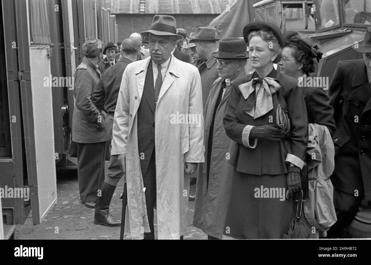 Warszawa, 1948-07-10. Oddzia³ szkocki Brytyjskiego Czerwonego Krzy¿a przekaza³ Polskiemu Czerwonemu Krzy¿Owi (PCK) 6 ambulansów i obieca³ podarowaæ jeszcze 9 wozów. Uroczystoœæ odby³a siê na terenie bazy samochodowej PCK przy ul. Smulikowskiego. m.in. ministro zdrowia Tadeusz Michejda (3P). PAP Varsavia, 10 luglio 1948. La filiale scozzese della Croce Rossa britannica ha presentato sei ambulanze alla Croce Rossa polacca (PCK) e ha promesso di dare altre nove ambulanze. La cerimonia si è svolta presso la base di automobili PCK in via Smulikowskiego. Nella foto: Ministro della Sanità Tadeusz Michejda (3 a destra). mw PA Foto Stock