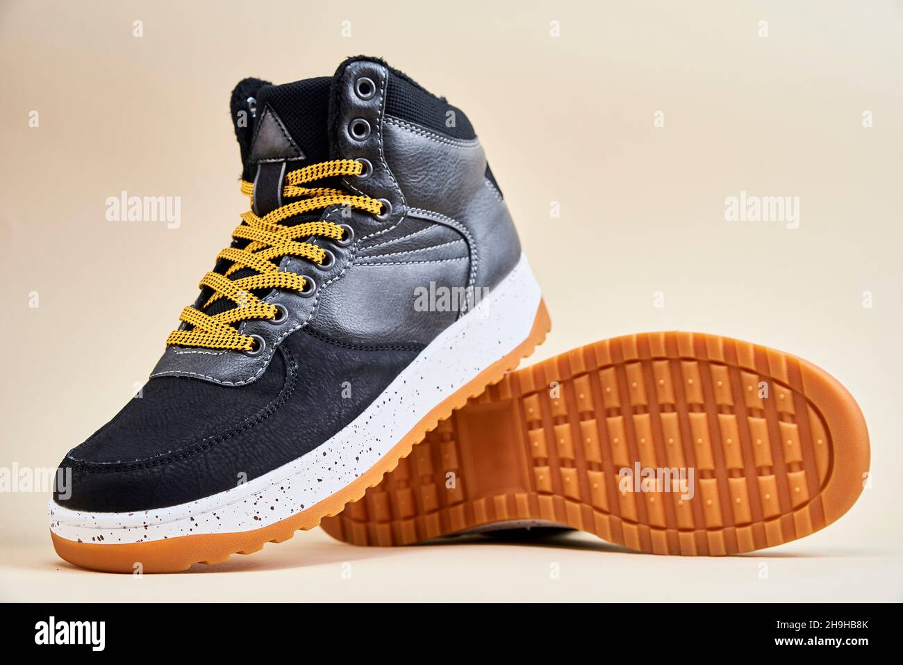 Coppia di scarpe da uomo su sfondo beige. Stivali neri eleganti, da vicino Foto Stock