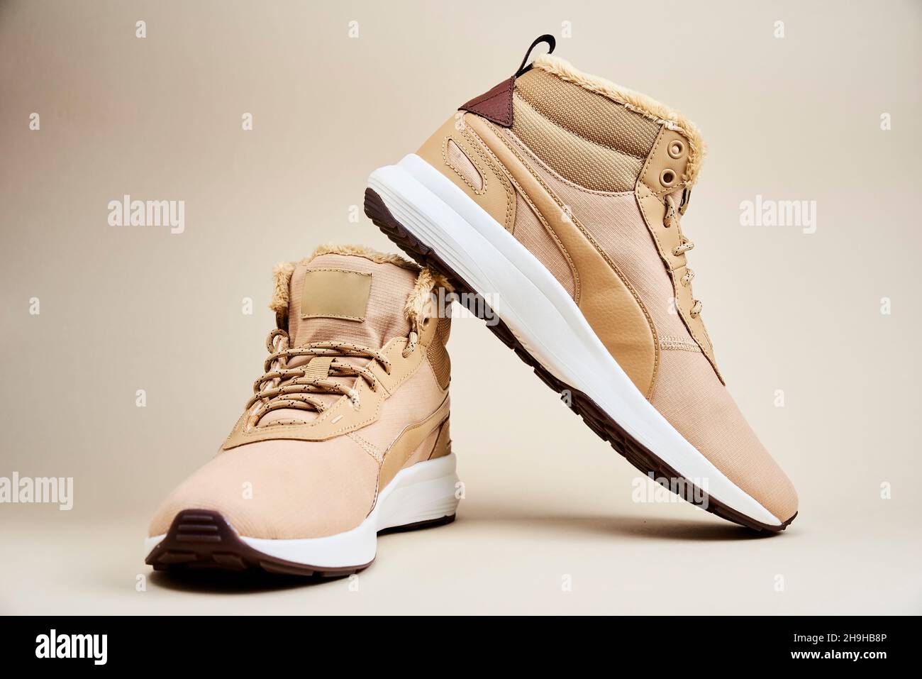 Stivali maschi su sfondo beige. Paio di scarpe invernali eleganti in pelle  Foto stock - Alamy
