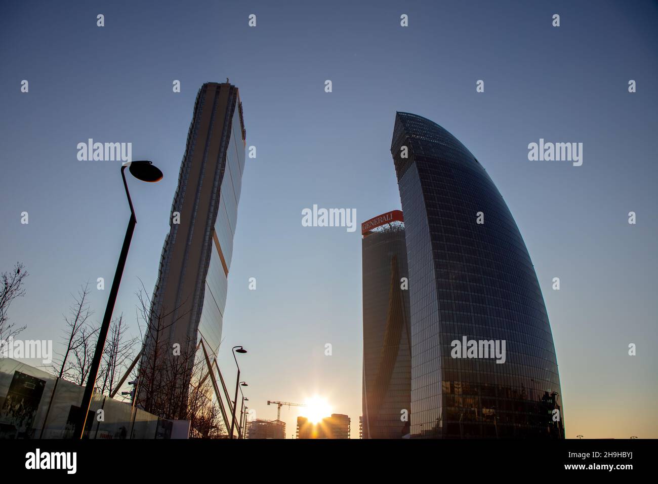 Una vista interessante, insolita, dei grattacieli di CityLife di giorno, Milano, Italia Foto Stock