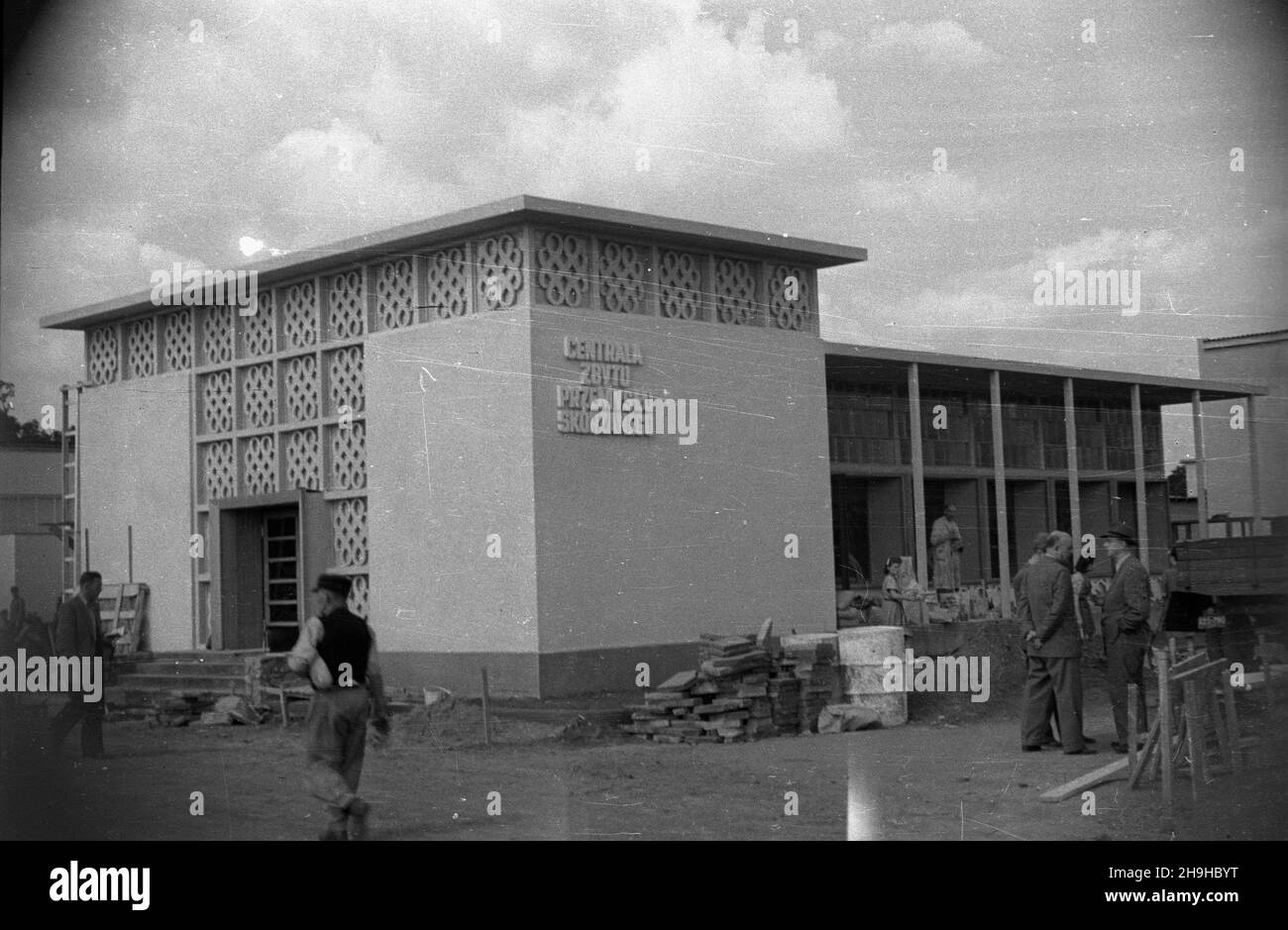 Wroc³aw, 1948-07-15. Przygotowania do otwarcia Wystawy Ziem Odzyskanych. NZ. Pawilon centrali Zbytu Przemys³u Skórzanego. mw PAP/Sadowski Wroclaw, 15 luglio 1948. Preparativi per l'apertura della Mostra dei territori riacquistato. Nella foto: Il padiglione della Leather Industry Sales Enterprise. mw Foto Stock