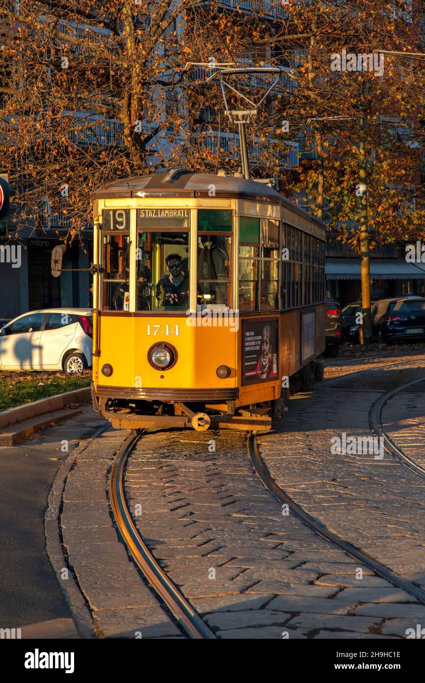 Un bellissimo tram d'epoca, fuori dal quartiere CityLife, Milano, Italia Foto Stock
