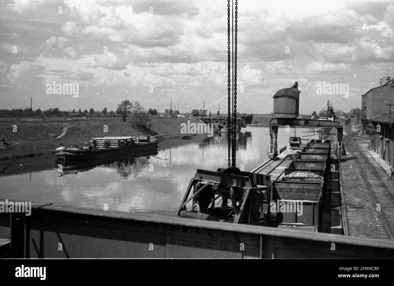 Polska, 1948-07-20. Port œródl¹dowy na Odrze. NZ. Bocznica kolejowa na nabrze¿u. mw PAP Polonia, 20 luglio 1948. Porto interno sul fiume Oder. Nella figura: A lato del molo mw PAP Foto Stock