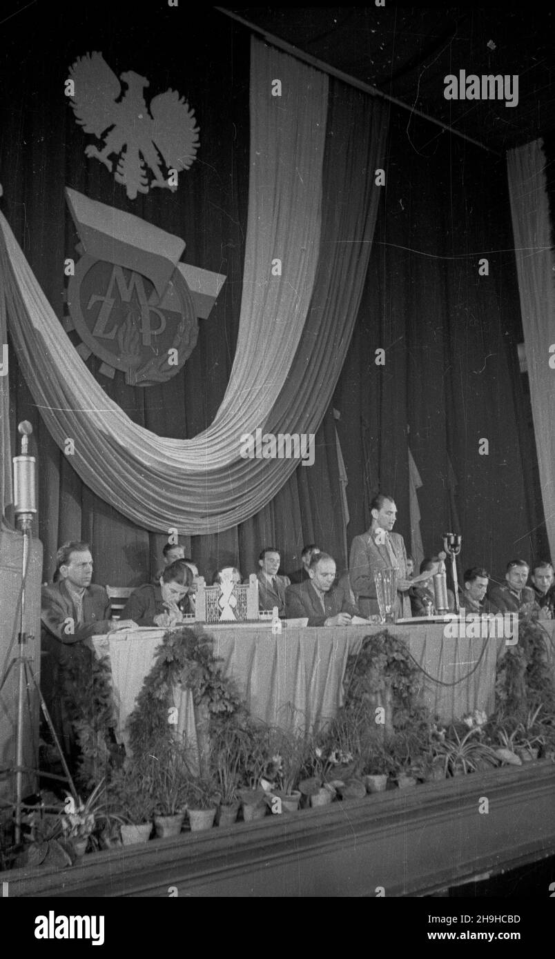 Wroc³aw, 1948-07-20. Kongres Jednoœci M³odzie¿y Polskiej (20-21 lipca). NZ. Przemawia przewodnicz¹cy Centralnego Komitetu Jednoœci M³odzie¿y Jonasz Zarzycki. W tle emblemat Zwi¹zku M³odzie¿y Polskiej (ZMP). bb PAP/Wojciech Kondracki Wroclaw, 20 luglio 1948. Il Congresso di unità Giovanile Polacco (20-21 luglio). Nella foto: Parla il capo del Comitato Centrale per l'unità dei giovani Jonasz Zarzycki. Sullo sfondo l'emblema dell'Unione Giovanile Polacca (ZMP). bb PAP/Wojciech Kondracki Foto Stock