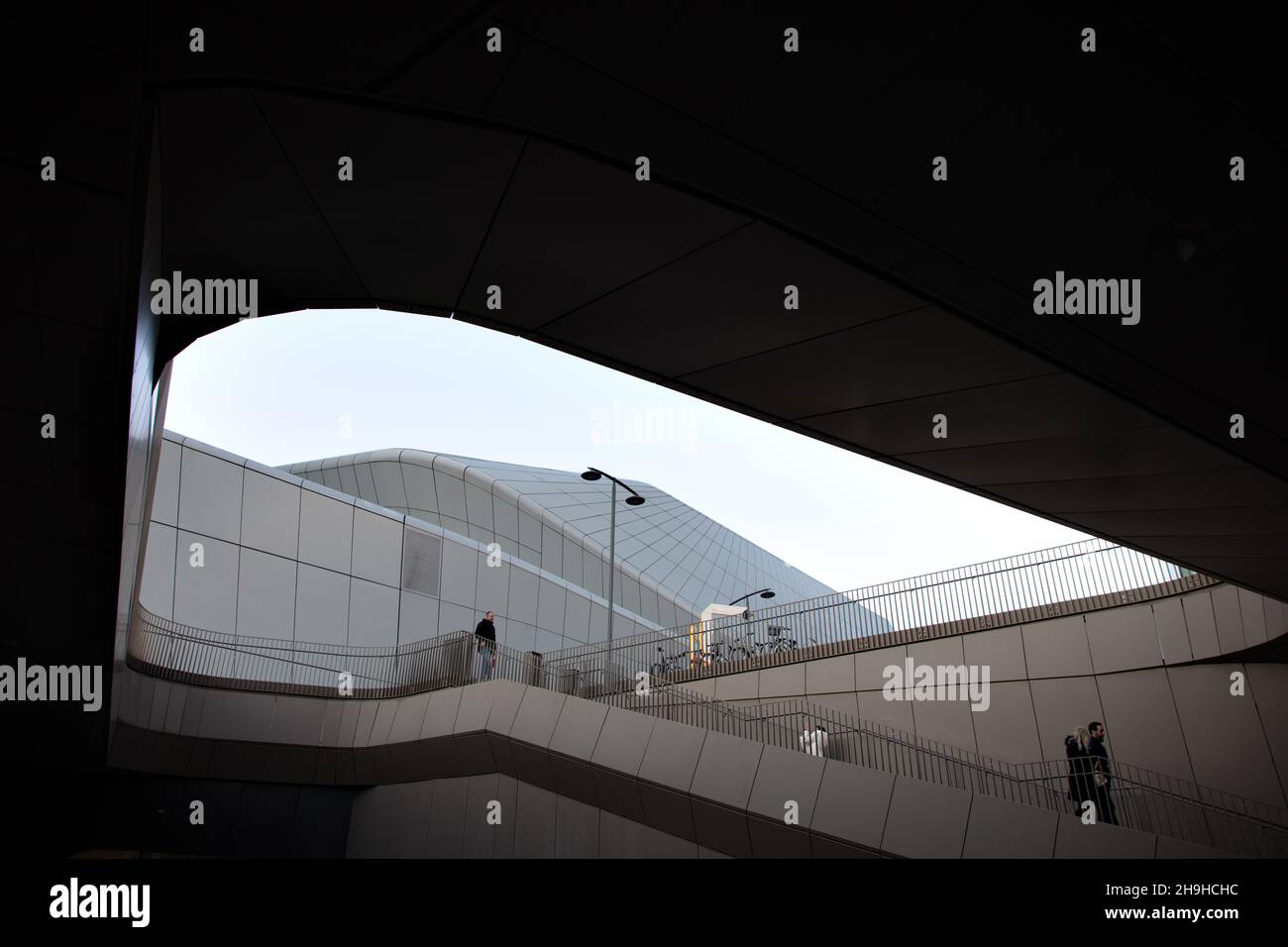 Un'interessante fotografia degli archi e dell'architettura CityLife, CityLife District, Milano, Italia Foto Stock