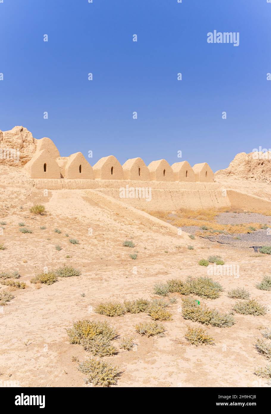 Merlature su muro, fortificazione di un'antica città di Sawran o Sauran, Via della Seta, fondata 6th cc, rovine del 12-16th secolo, Kazakistan Foto Stock