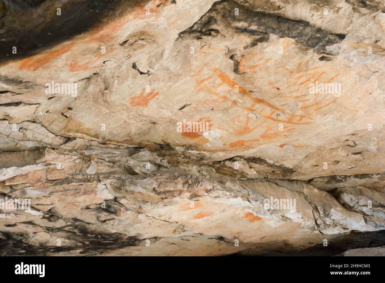 Arte rupestre preistorica aborigena con stampe a mano presso il Gulgurn Manja Shelter dei Grampians di Victoria, Australia. Foto Stock