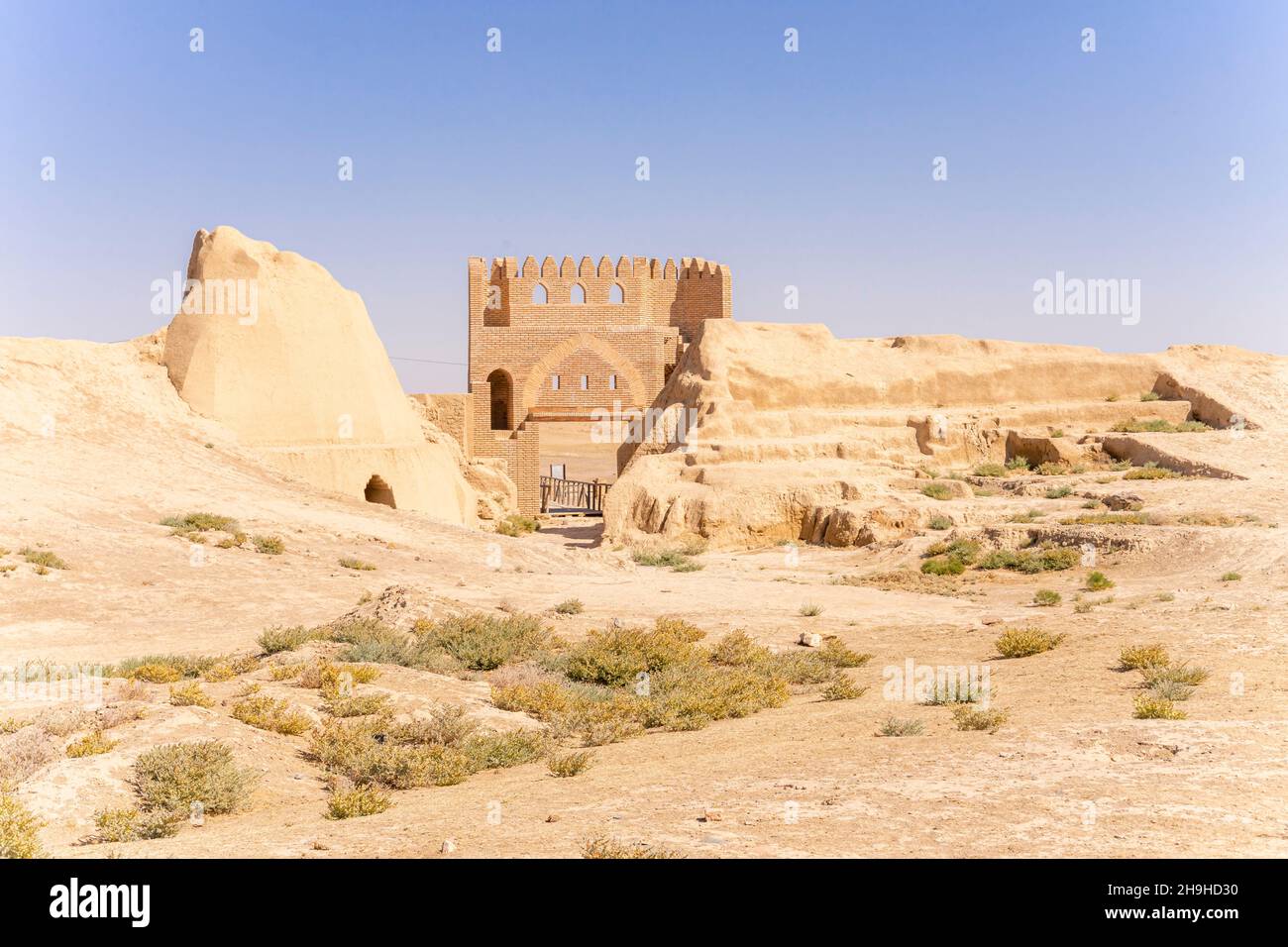 Vista sul cancello dall'antica città di Sawran o Sauran, Via della Seta, fondata 6th cc, rovine del 12-16th secolo, Kazakhstan, Asia Centrale Foto Stock