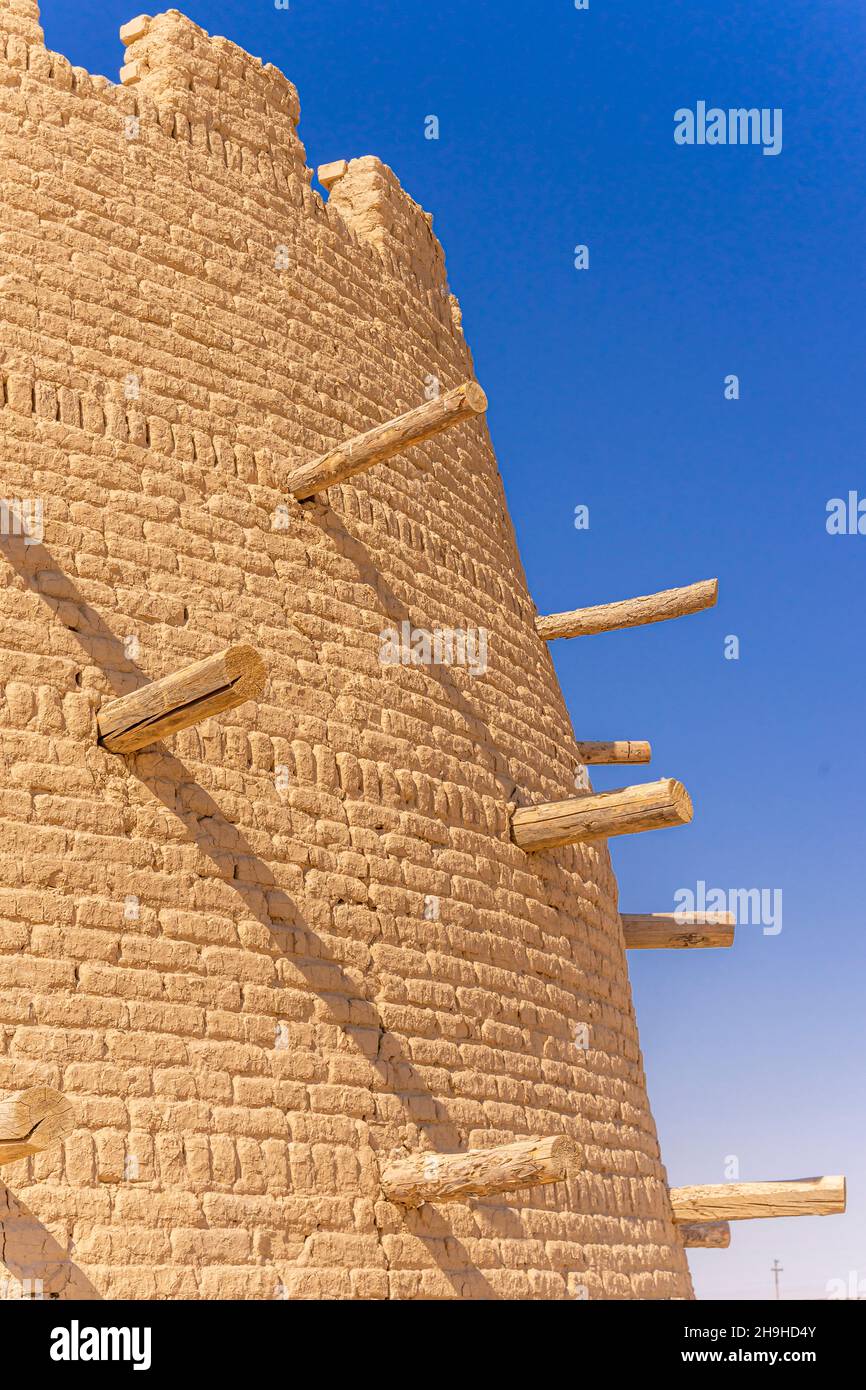 Torre, fortificazione di un'antica città di Sawran o Sauran, Via della Seta, fondata 6th cc, rovine del 12-16th secolo, Kazakhstan, Asia Centrale Foto Stock