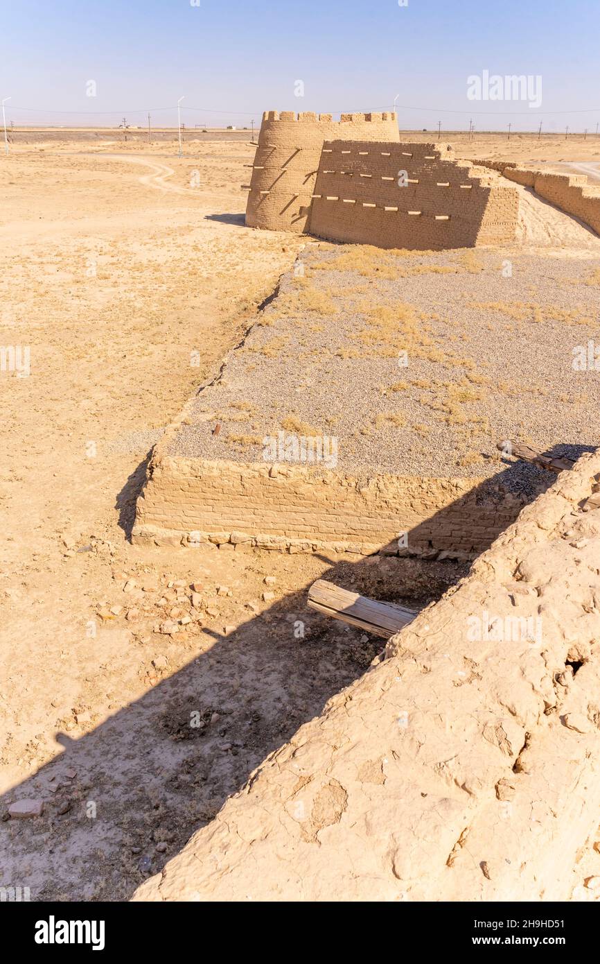 Muro, fortificazione di un'antica città di Sawran o Sauran, Via della Seta, fondata 6th cc, rovine del 12-16th secolo, Kazakhstan, Asia Centrale Foto Stock