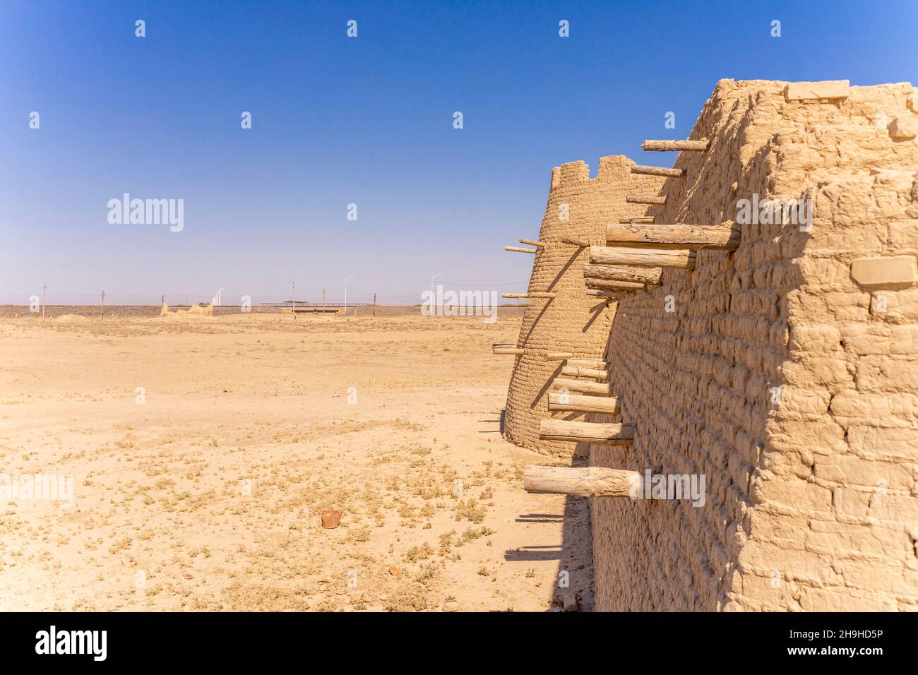 Muro, fortificazione di un'antica città di Sawran o Sauran, Via della Seta, fondata 6th cc, rovine del 12-16th secolo, Kazakhstan, Asia Centrale Foto Stock