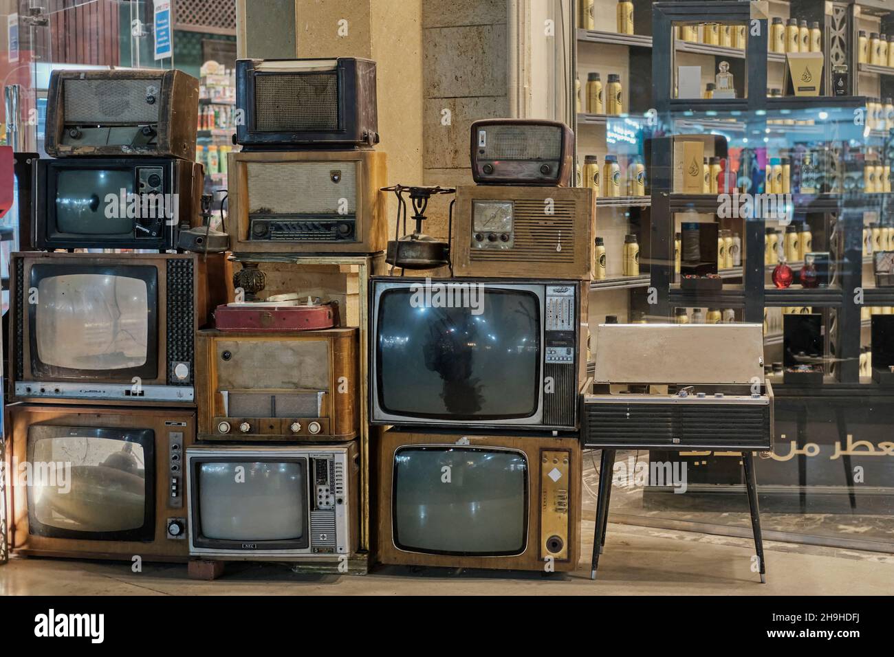 Vecchio annata sporco usato TV, radio, giradischi in vendita sulla strada notturna della città. Vecchio concetto di tecnologia Foto Stock