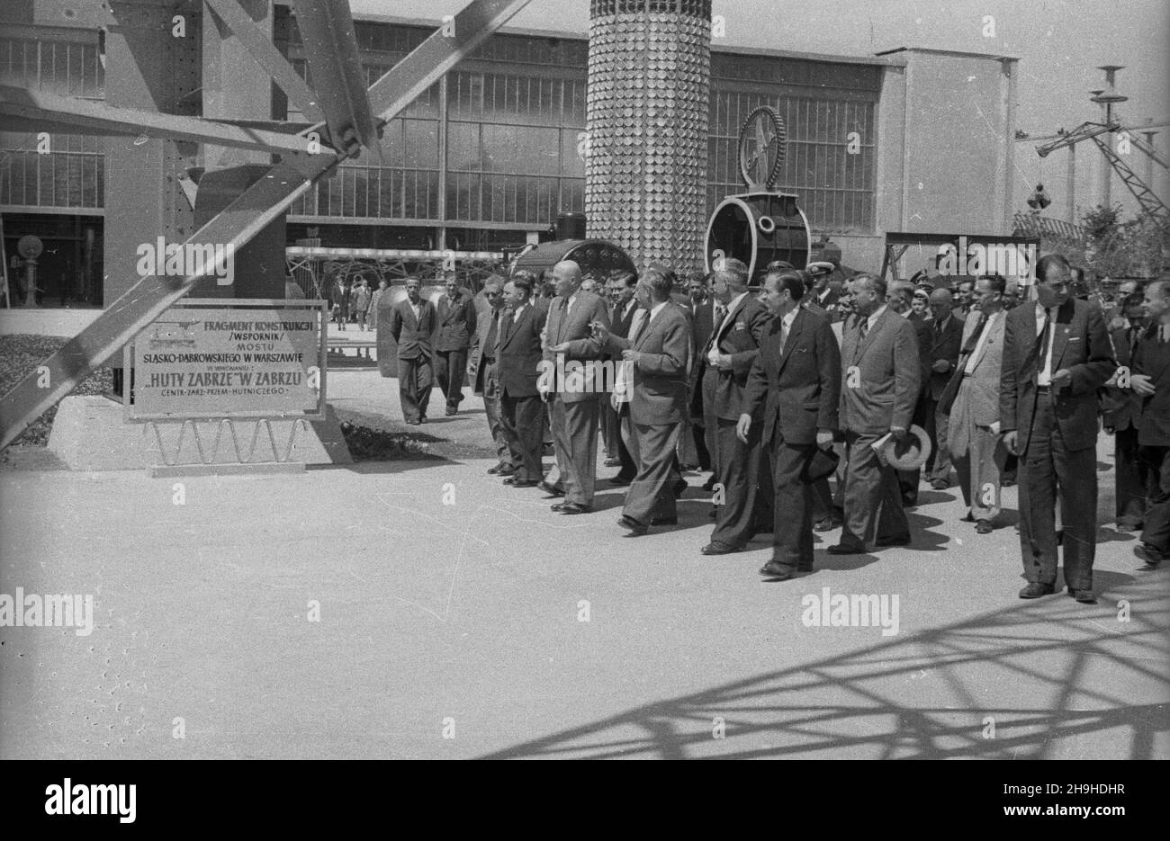 Wroc³aw, 1948-07-21. Wystawa Ziem Odzyskanych (21 lipca-31 paŸdziernika), obraz osi¹gniêæ trzech lat odbudowy tych terenów. NZ. Przedstawiciele rz¹du zwiedzaj¹ ekspozycjê, ogl¹daj¹ frammento konstrukcji (wspornik) mostu Œl¹sko-D¹browskiego w Warszawie. W pierwszym rzêdzie m.in.: ministro lasów Boles³aw Podedworny (2L), Premier Józef Cyrankiewicz (3L), w drugim rzêdzie (z kapeluszem w rêku) wicePremier Antoni Korzycki. mw PAP/Jerzy Baranowski Wroclaw, 21 luglio 1948. La mostra dei territori riconquistati, che si tiene tra luglio 21 e ottobre 31, per mostrare il triennio di realizzazione nel corso del Foto Stock