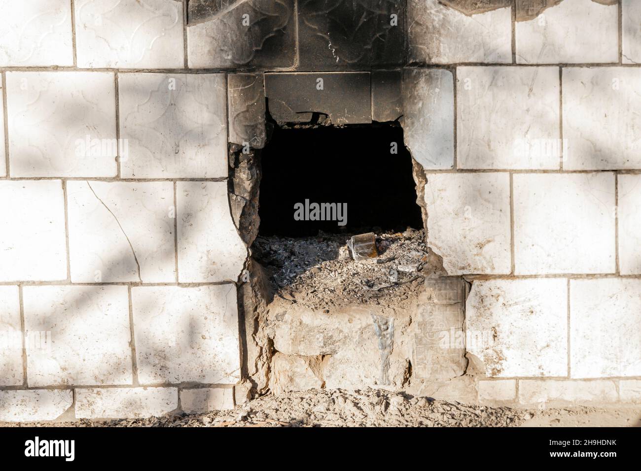 Annerito approssimativamente fatto foro di sfiato in cemento mattone muro danneggiato Foto Stock